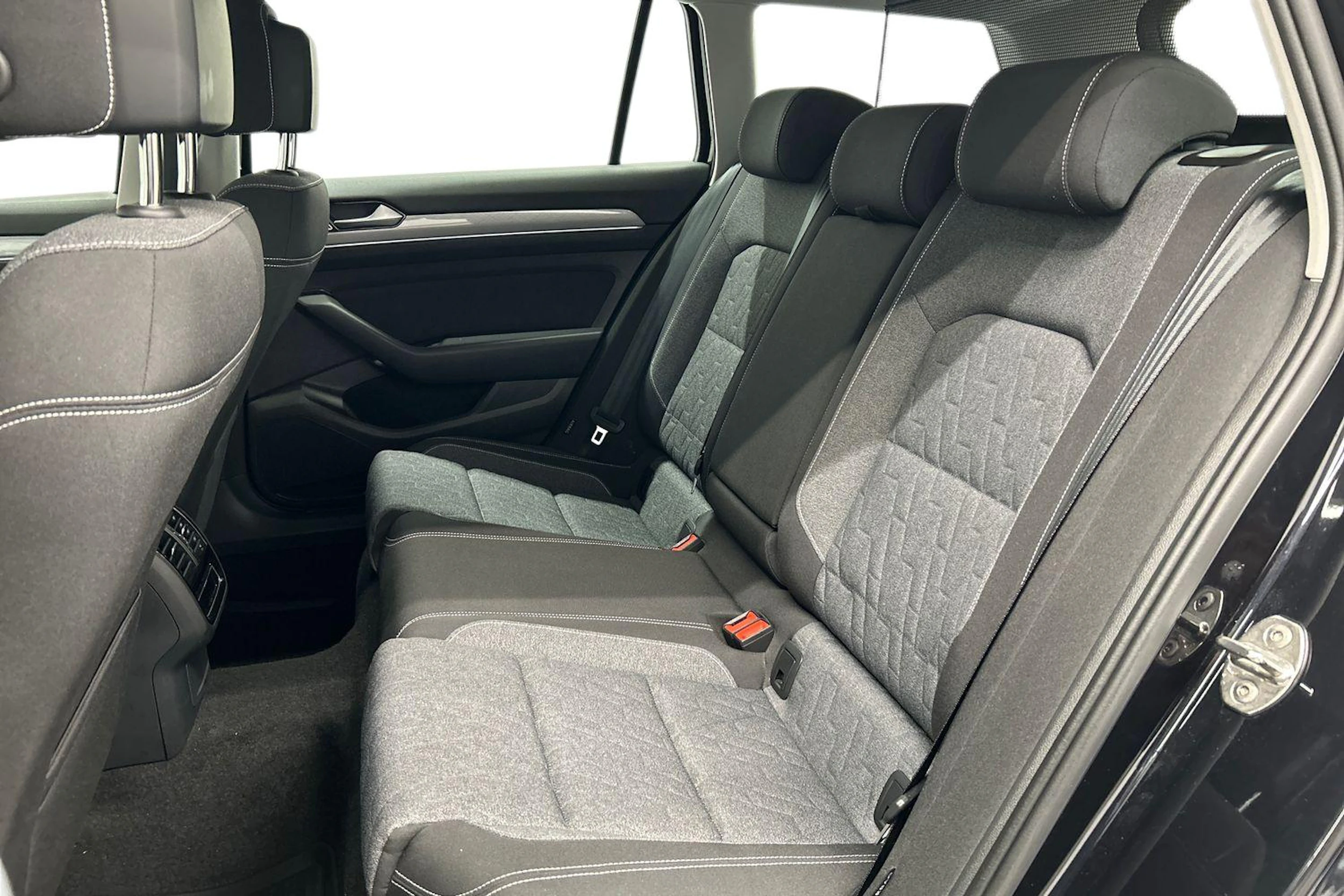 musta Volkswagen Passat 2023 kuva 8.