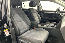 musta Volkswagen Passat 2023 kuva 11.
