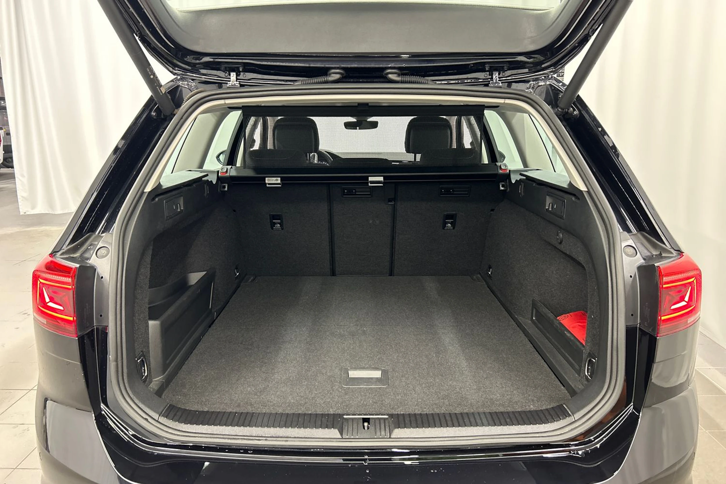 musta Volkswagen Passat 2023 kuva 12.