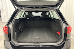 musta Volkswagen Passat 2023 kuva 12.