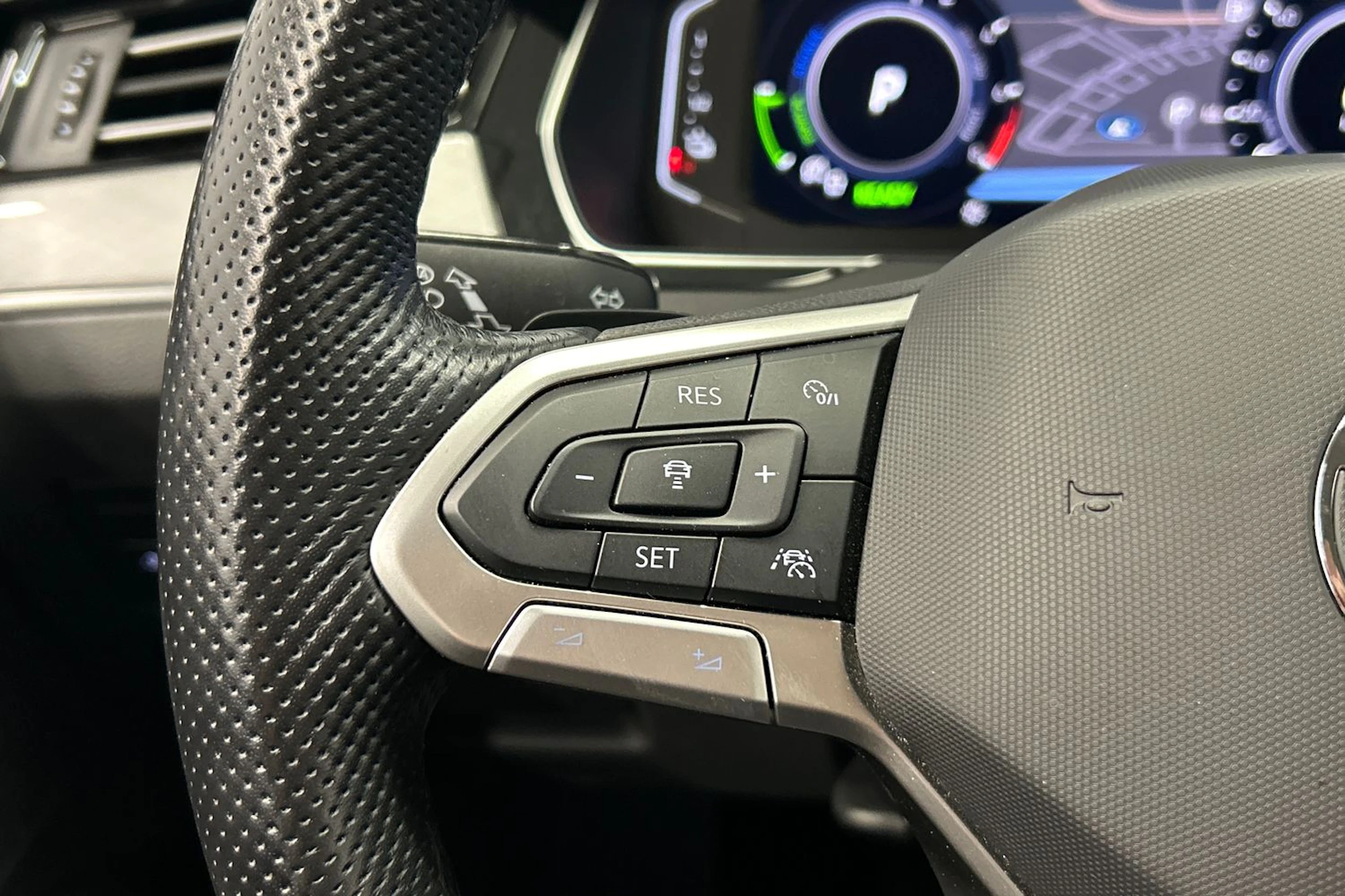 musta Volkswagen Passat 2023 kuva 17.