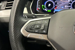 musta Volkswagen Passat 2023 kuva 17.