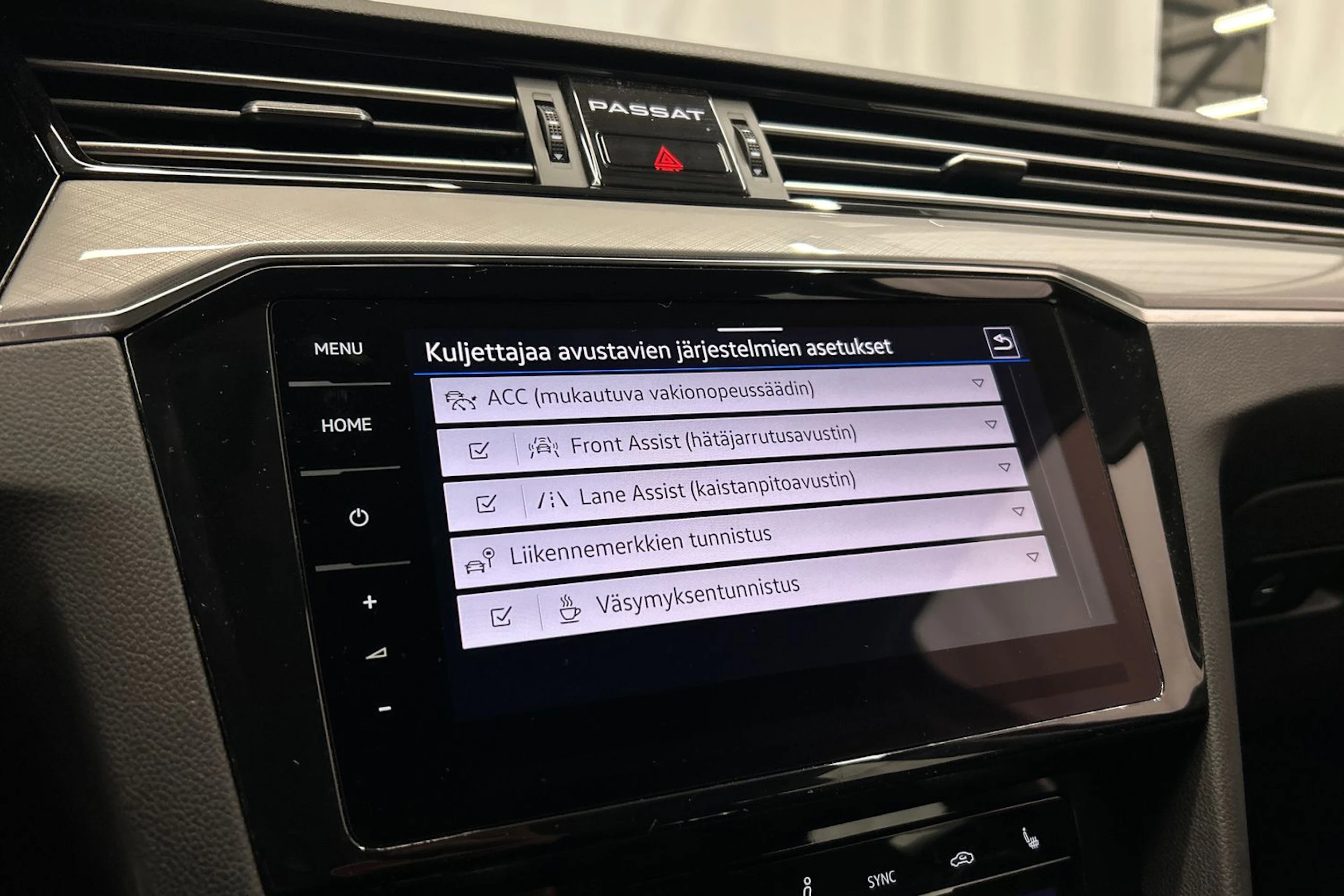 musta Volkswagen Passat 2023 kuva 19.