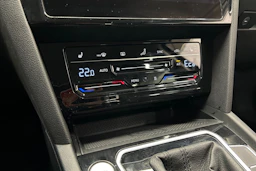 musta Volkswagen Passat 2023 kuva 24.