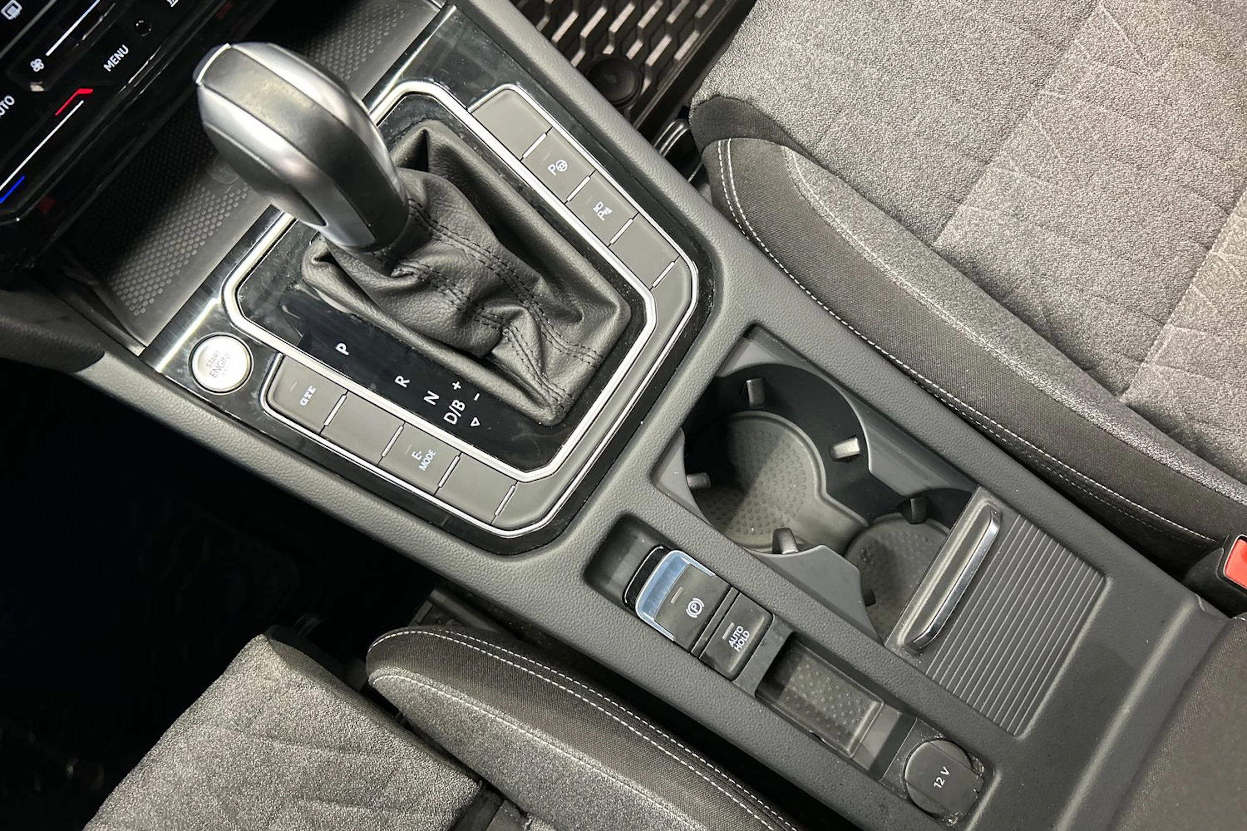 musta Volkswagen Passat 2023 kuva 25.