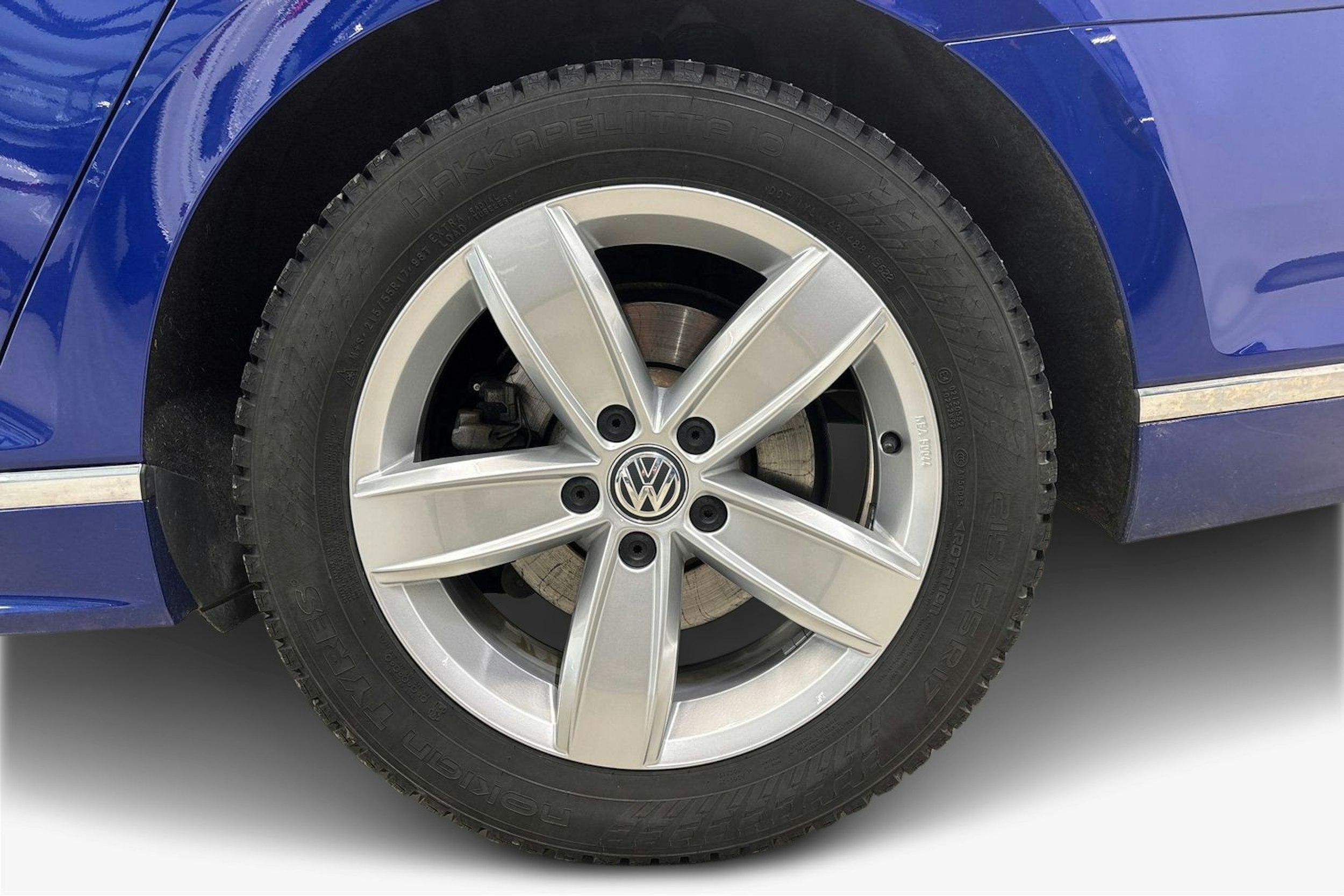 sininen Volkswagen Passat 2023 kuva 11.