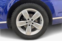 sininen Volkswagen Passat 2023 kuva 11.