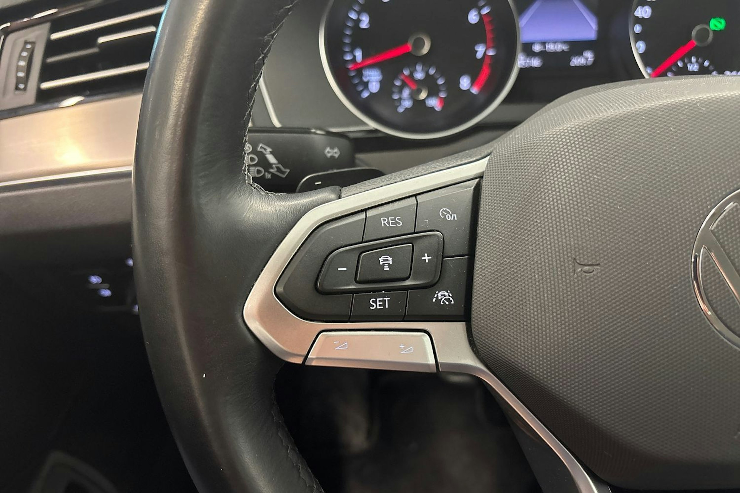 sininen Volkswagen Passat 2023 kuva 14.