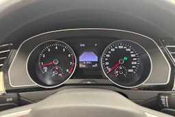 sininen Volkswagen Passat 2023 kuva 16.