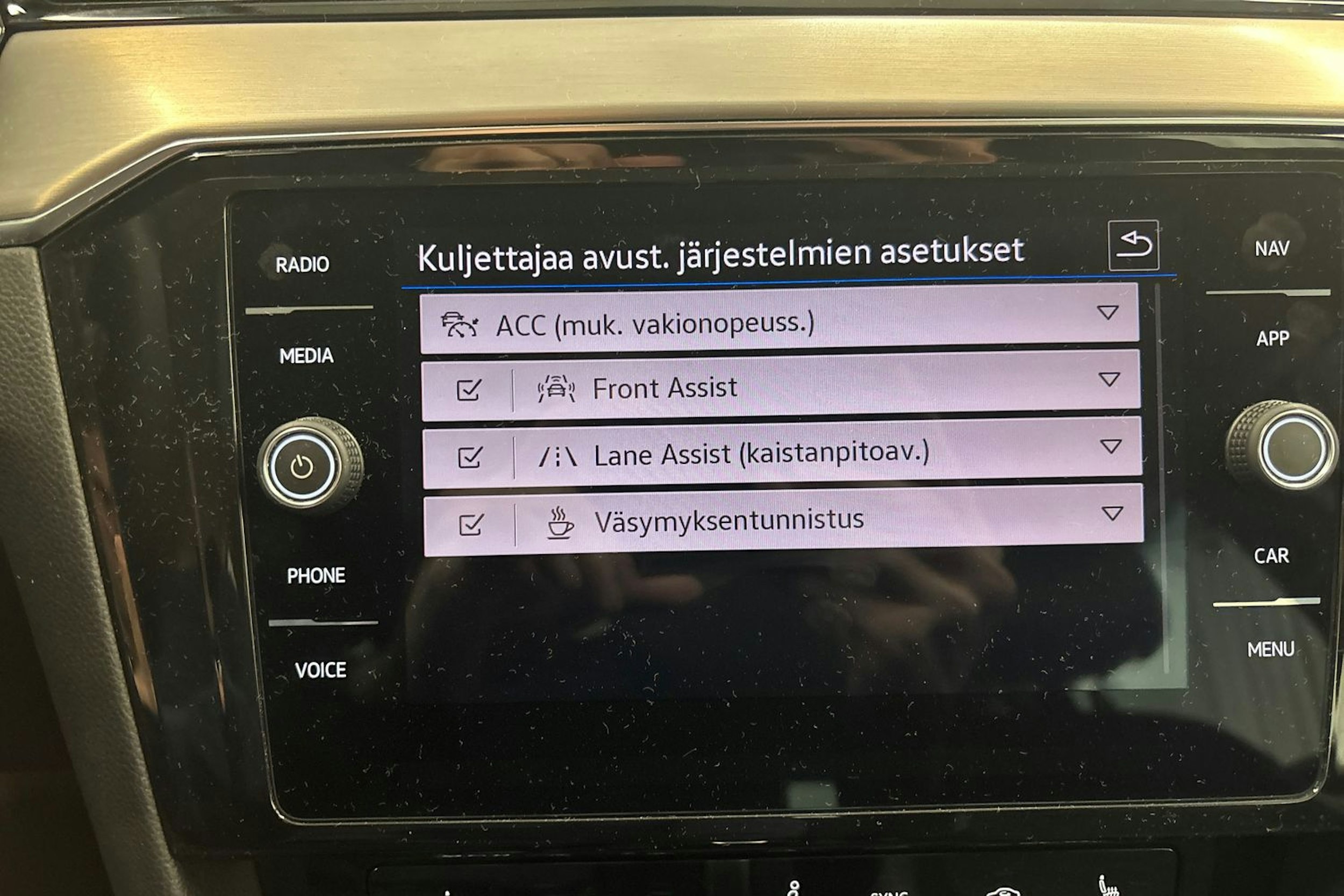 sininen Volkswagen Passat 2023 kuva 17.
