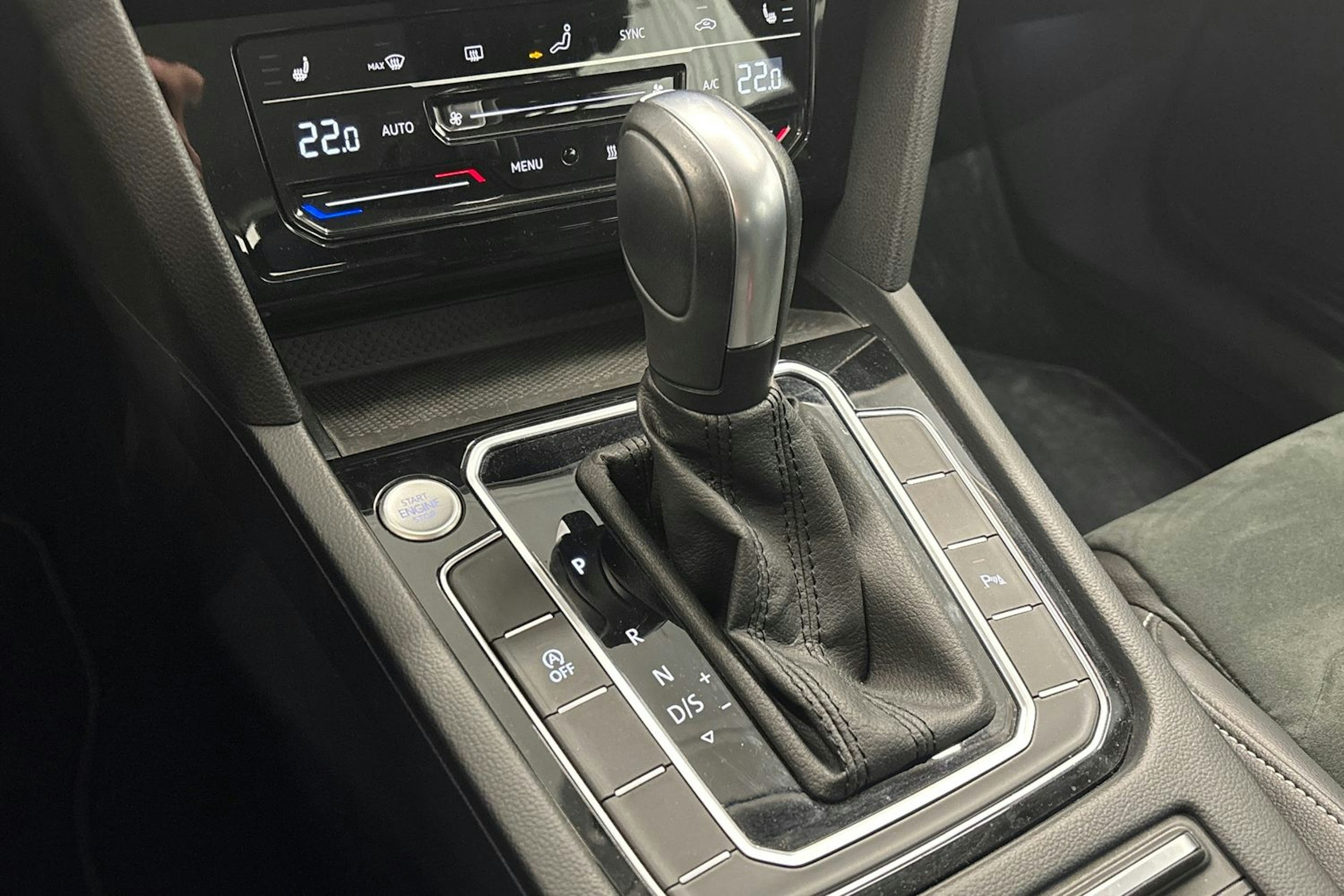 sininen Volkswagen Passat 2023 kuva 22.