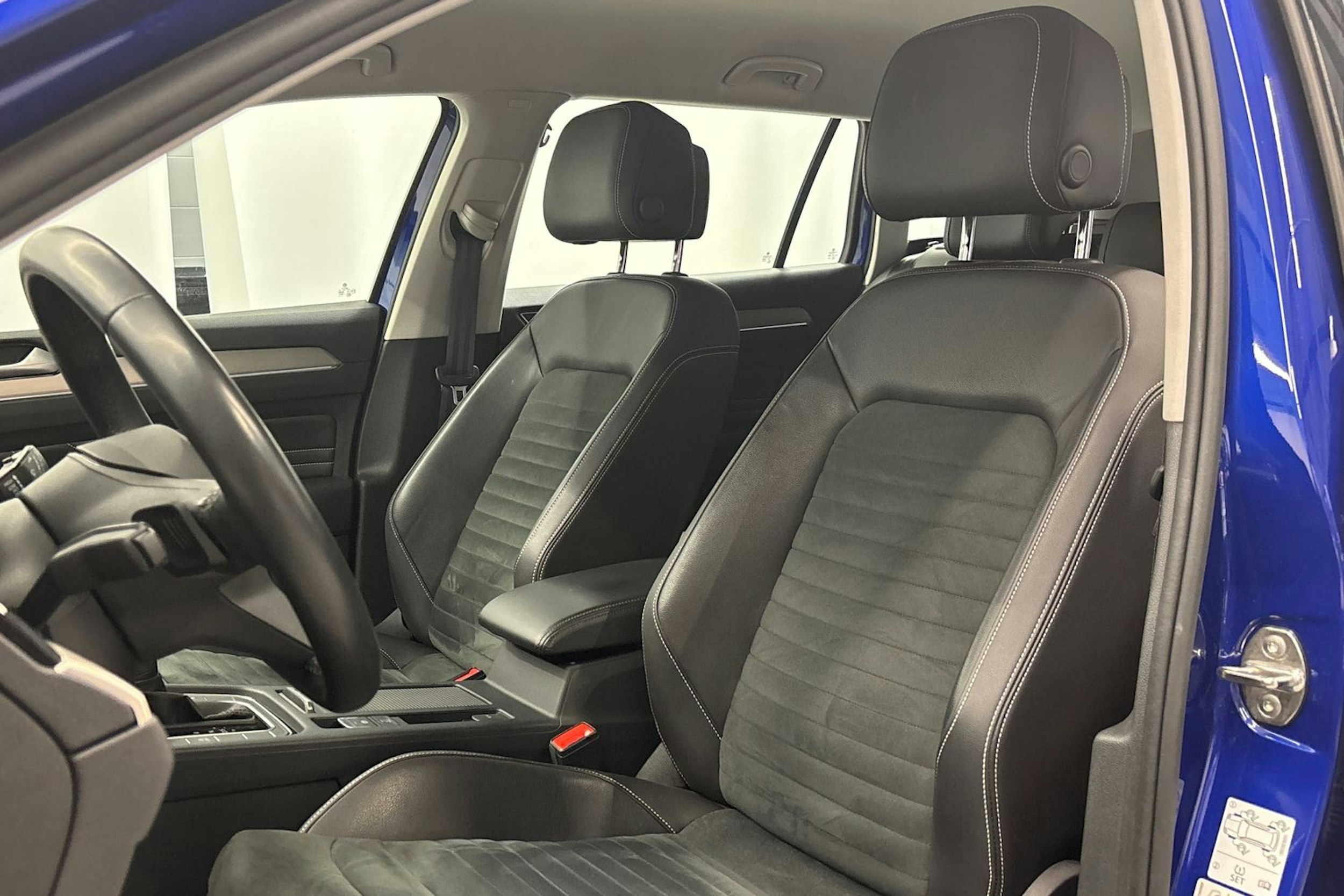 sininen Volkswagen Passat 2023 kuva 23.