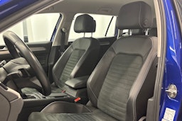 sininen Volkswagen Passat 2023 kuva 23.