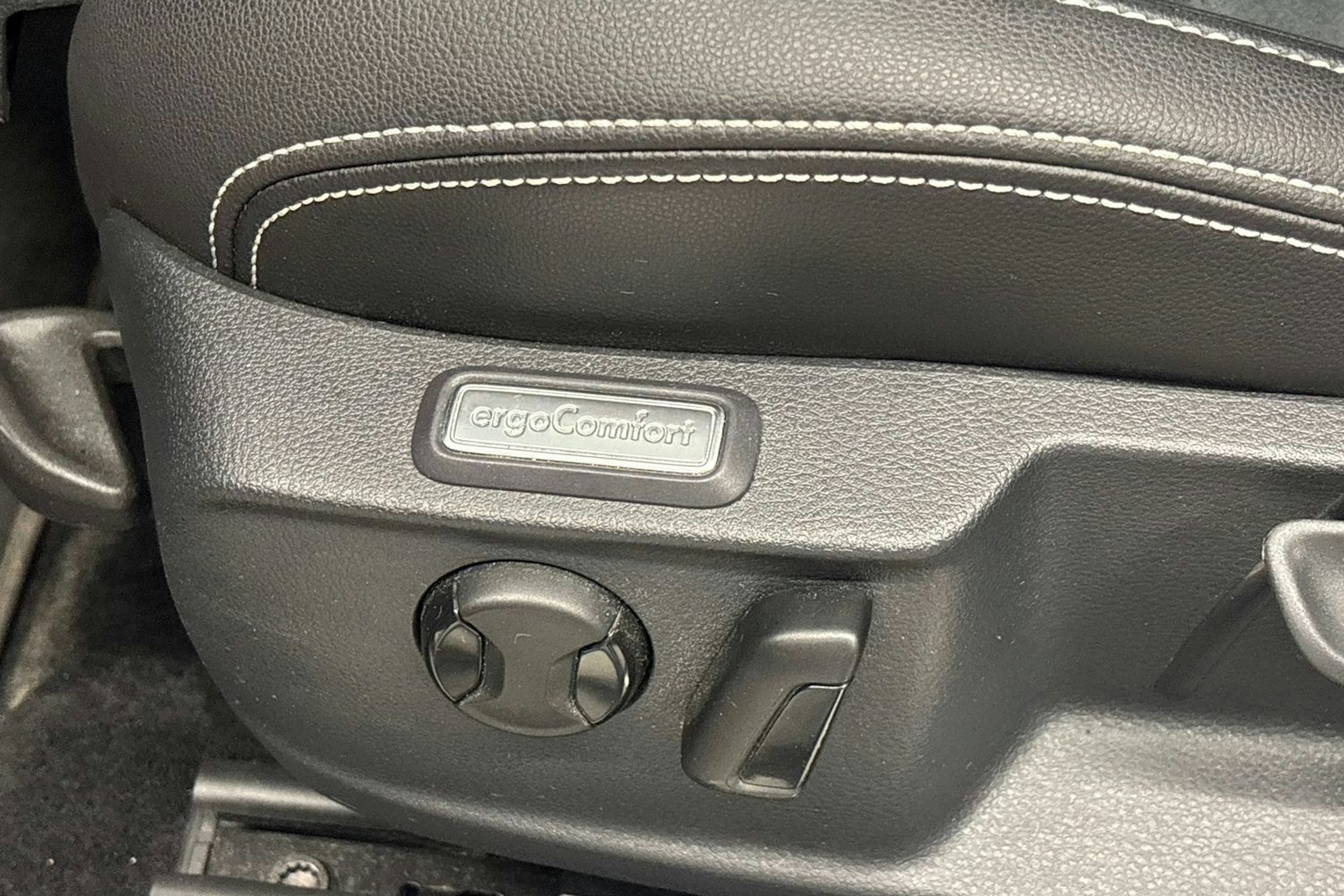 sininen Volkswagen Passat 2023 kuva 24.