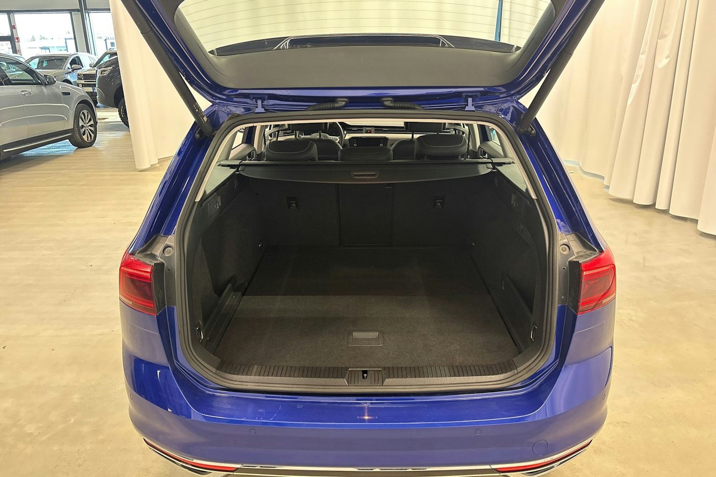 sininen Volkswagen Passat 2023 kuva 25.