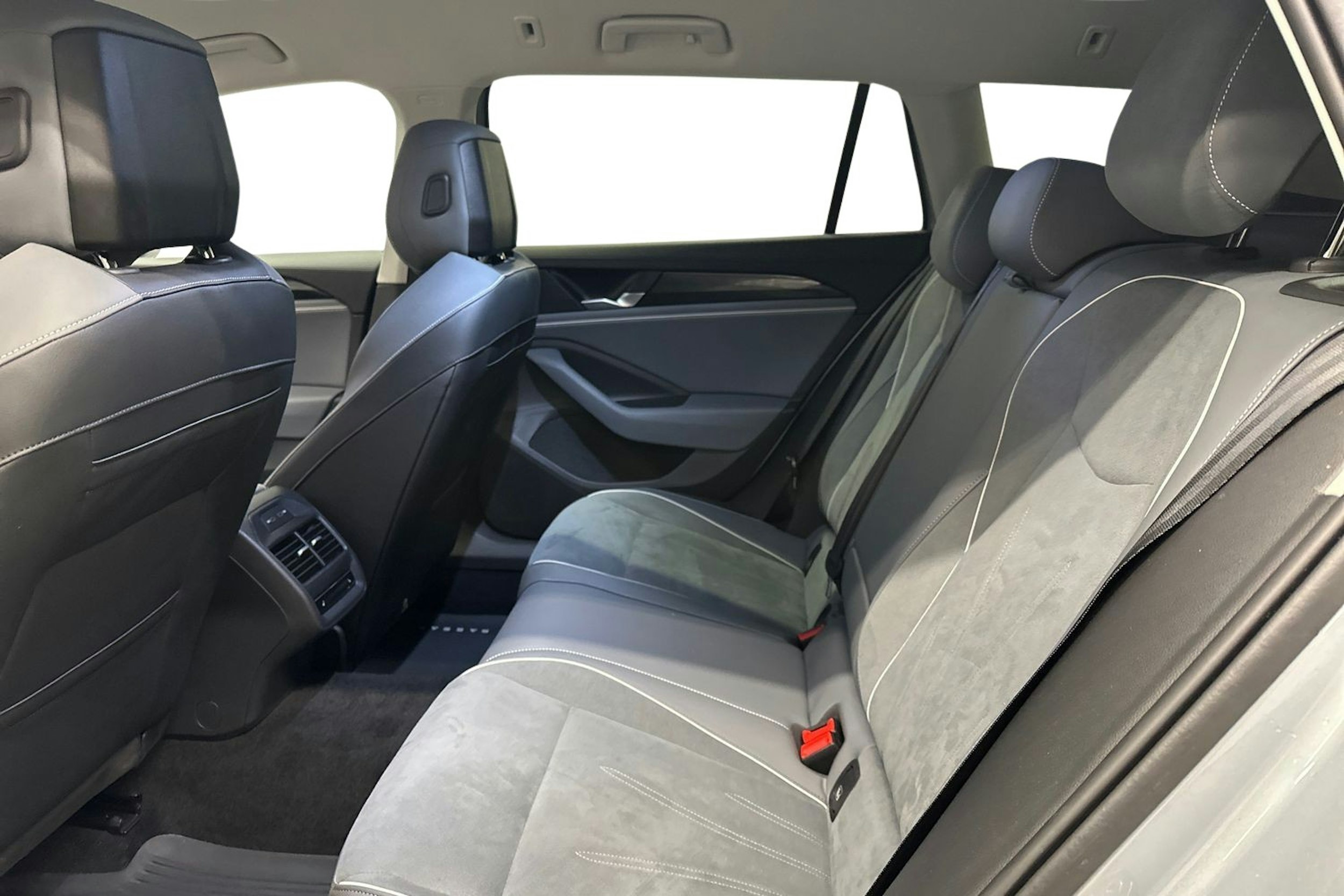 hopea Volkswagen Passat 2024 kuva 10.