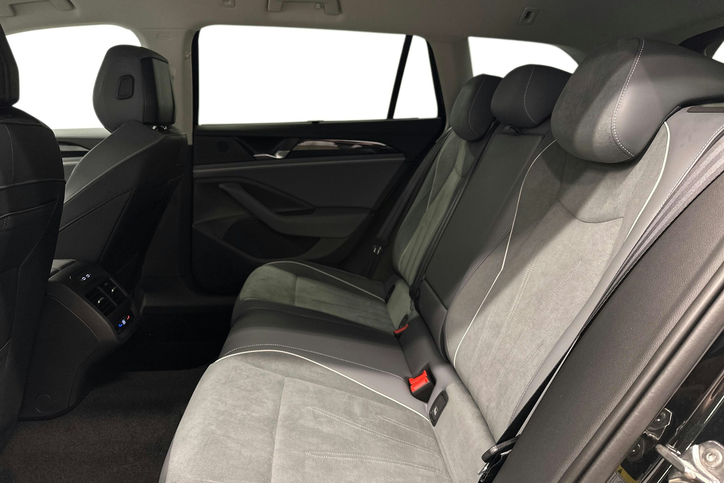 musta Volkswagen Passat 2024 kuva 10.