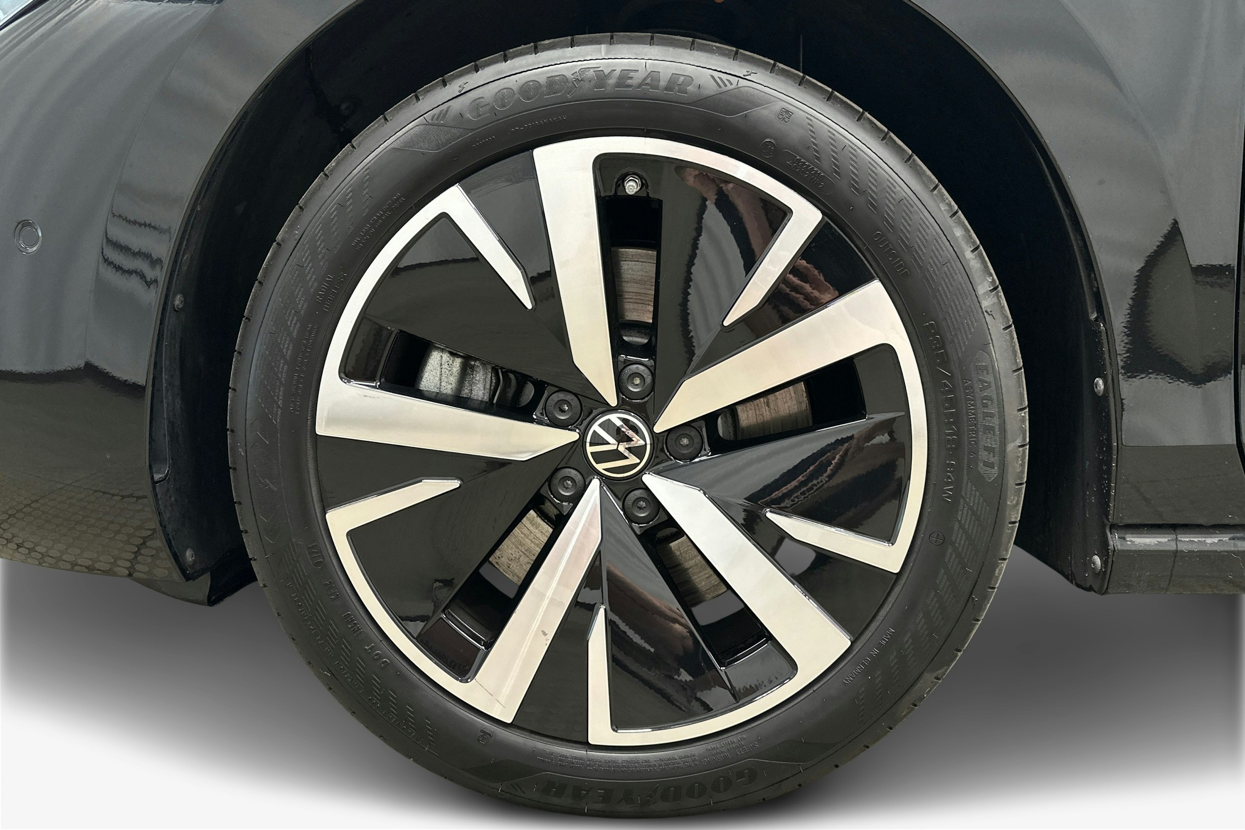 musta Volkswagen Passat 2024 kuva 11.