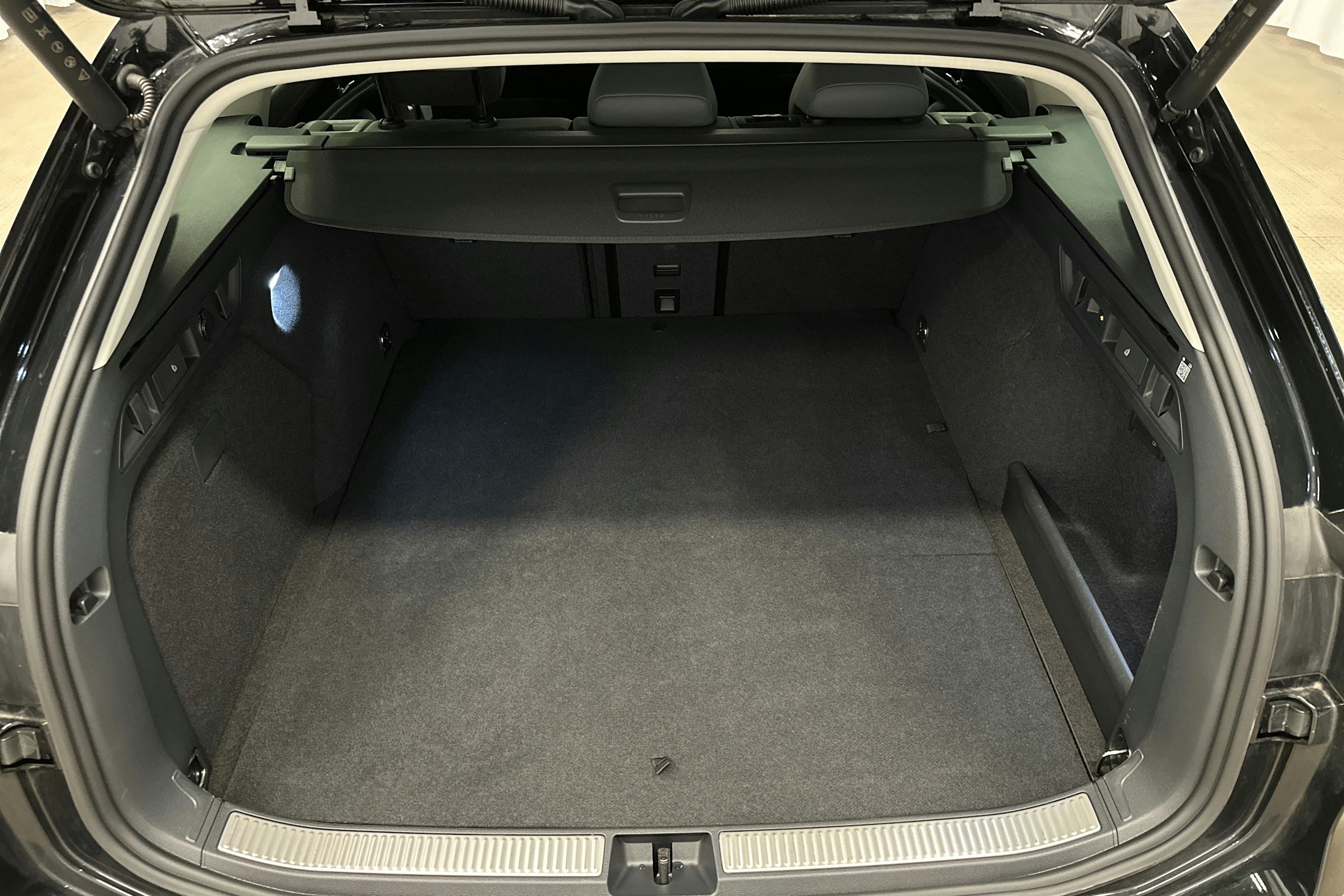 musta Volkswagen Passat 2024 kuva 14.