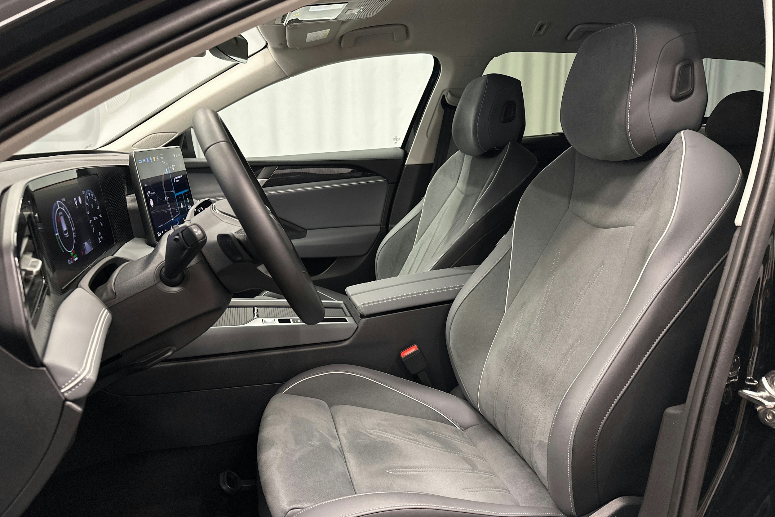 musta Volkswagen Passat 2024 kuva 18.