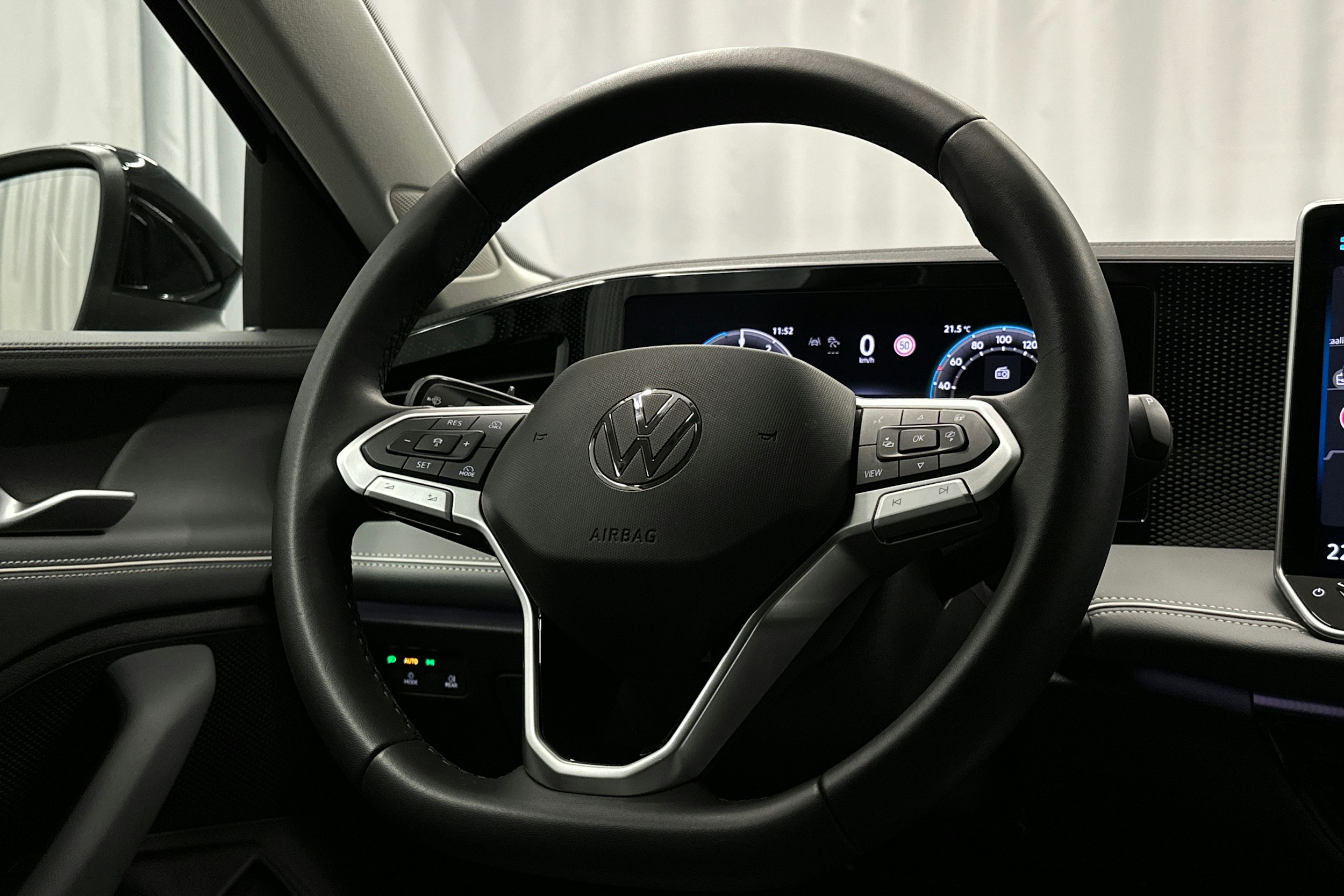 musta Volkswagen Passat 2024 kuva 19.