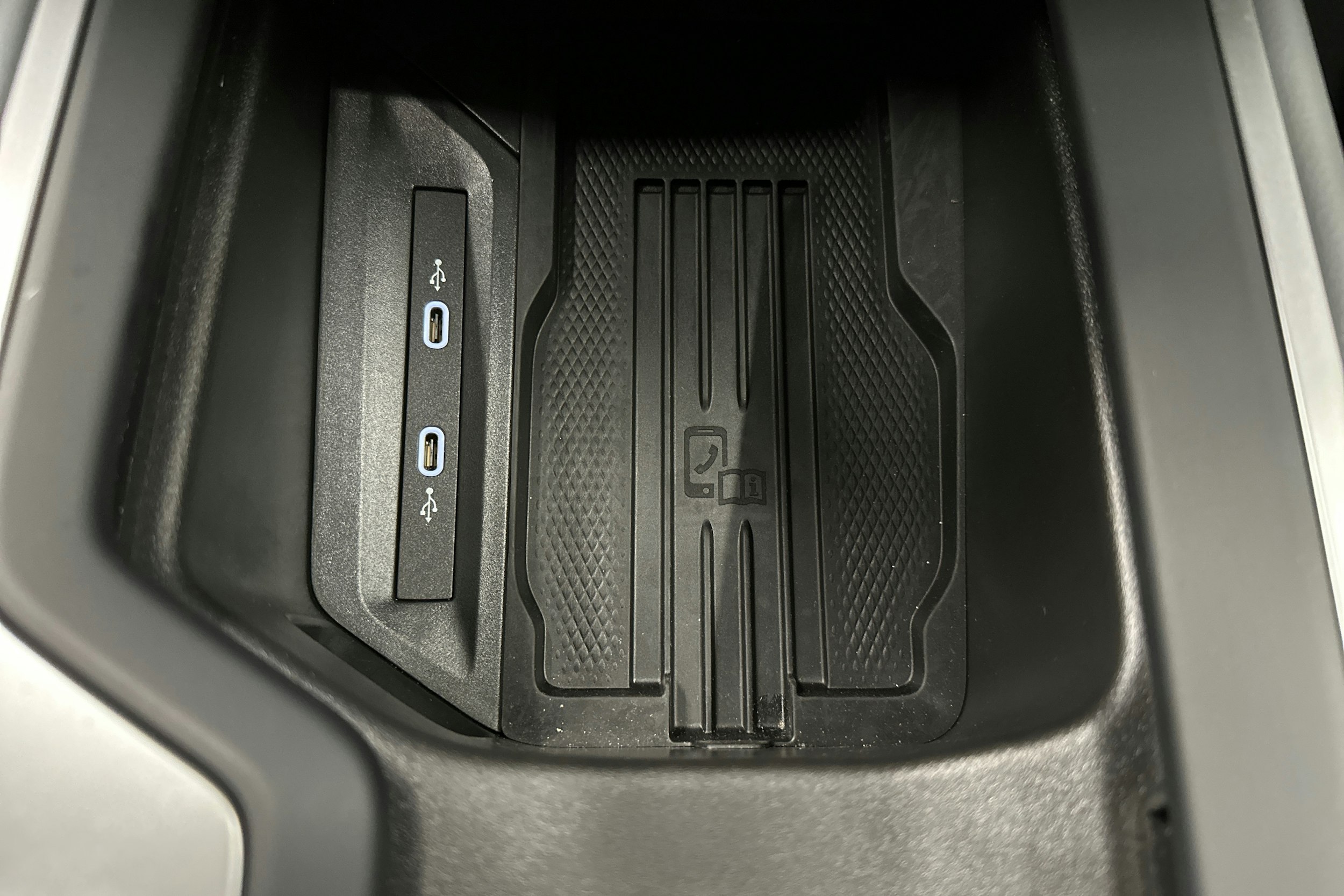 musta Volkswagen Passat 2024 kuva 33.