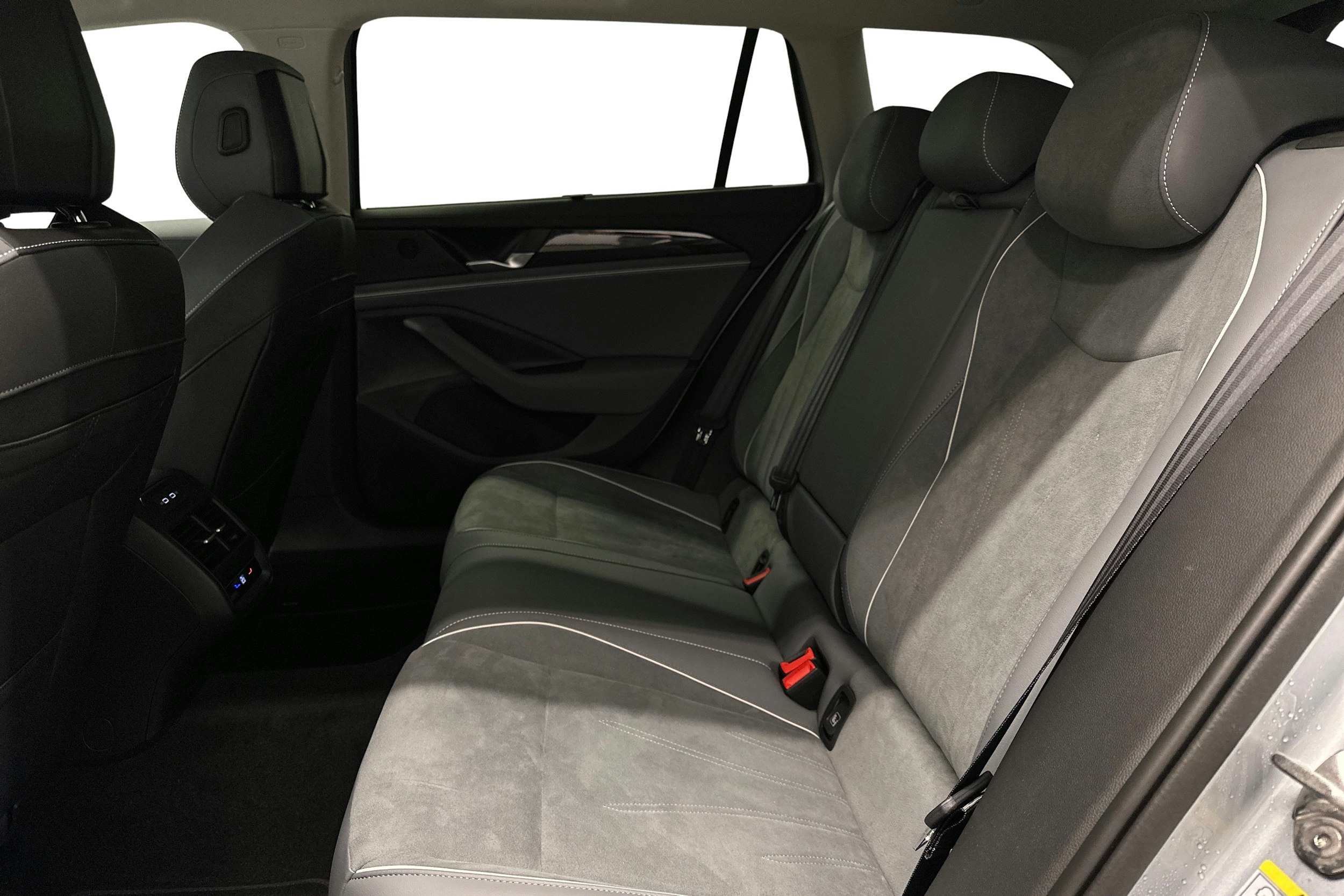 hopea Volkswagen Passat 2024 kuva 10.