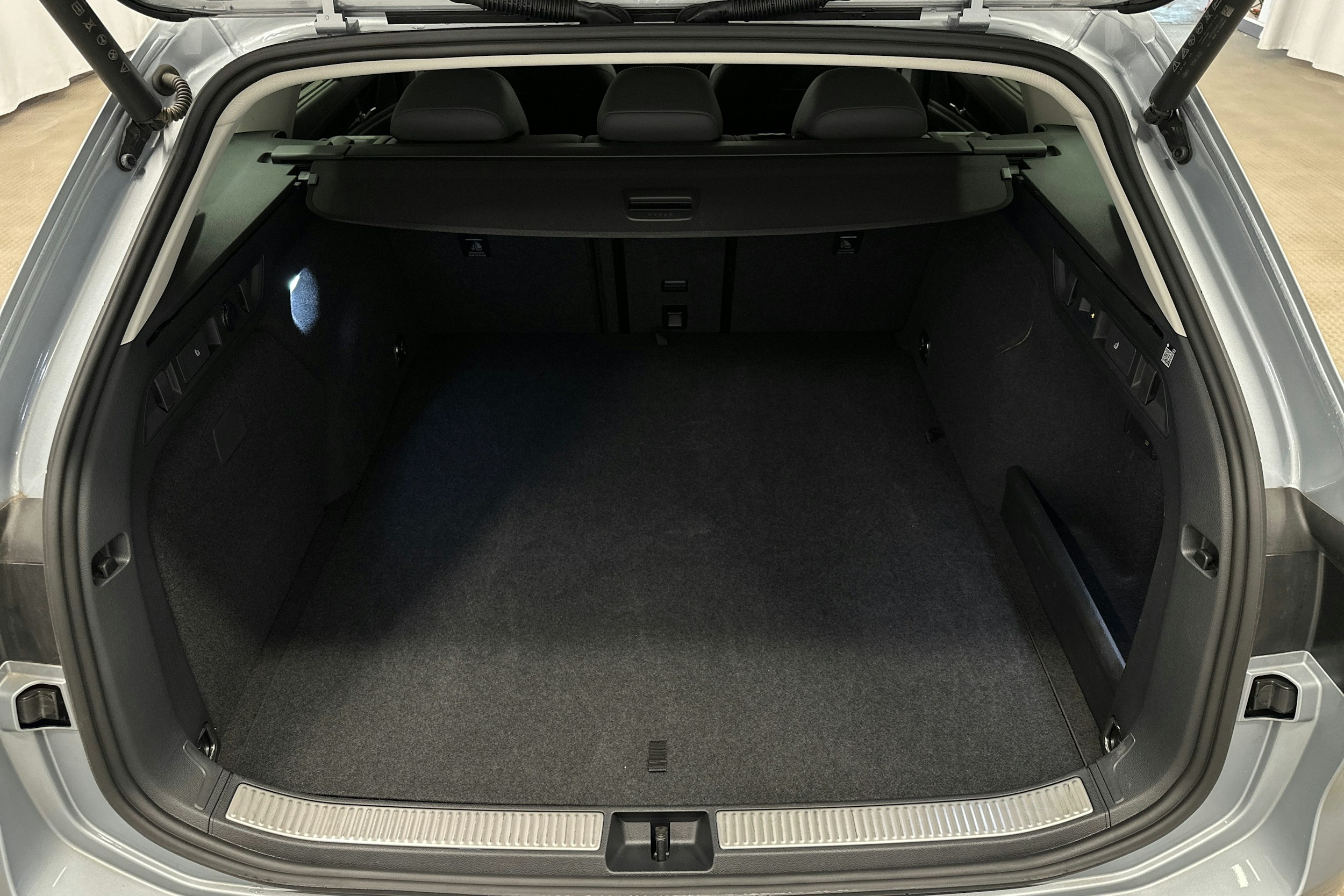 hopea Volkswagen Passat 2024 kuva 14.