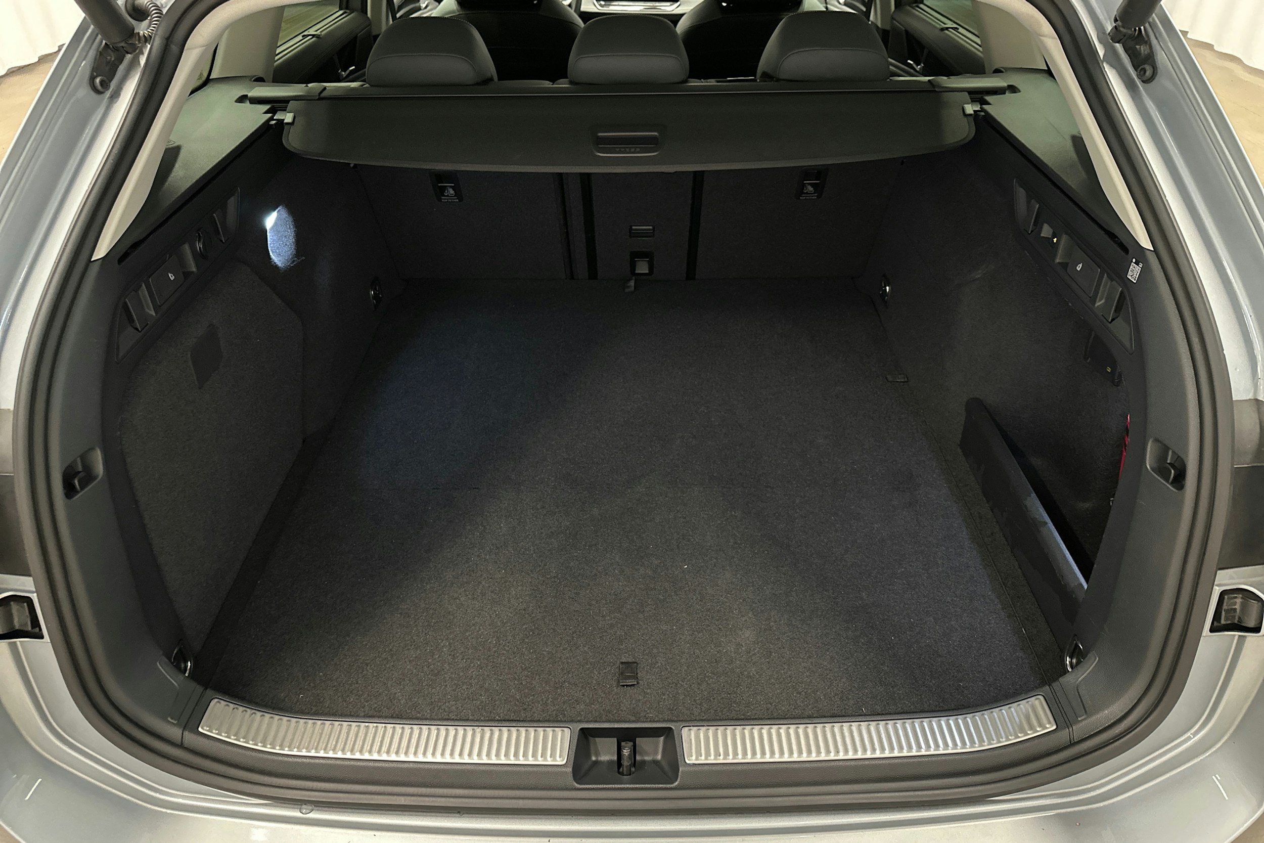 hopea Volkswagen Passat 2024 kuva 14.