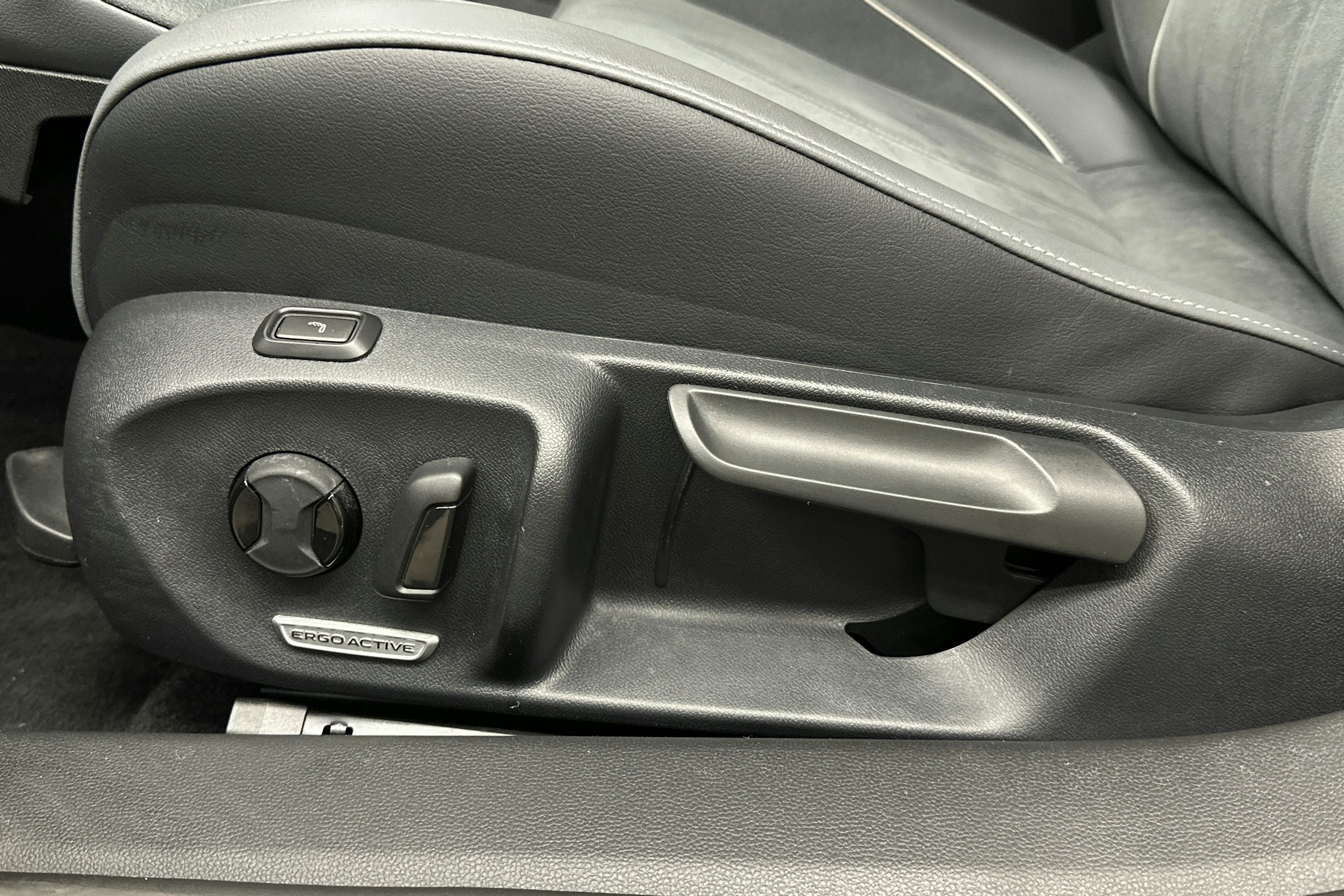 hopea Volkswagen Passat 2024 kuva 16.