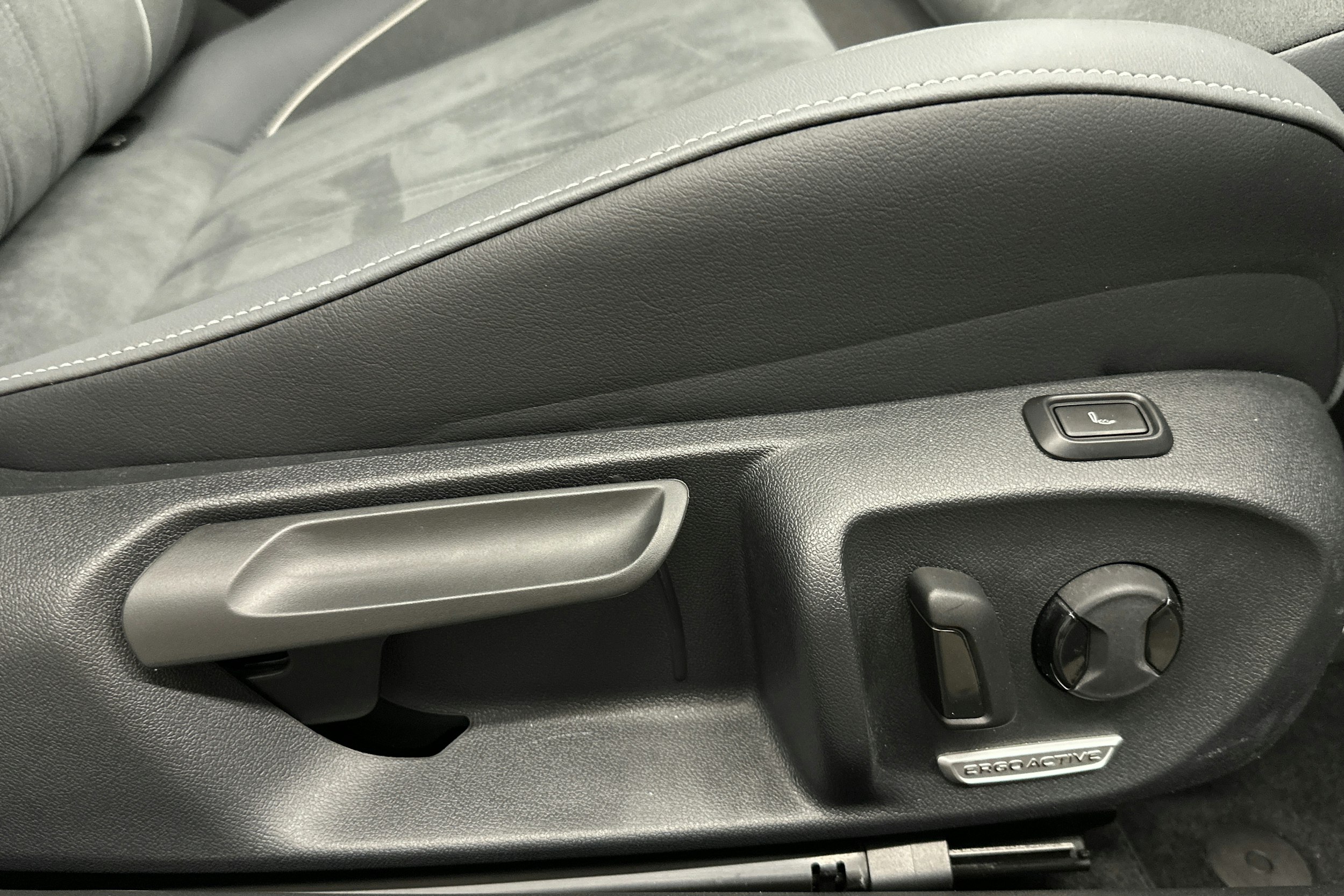 hopea Volkswagen Passat 2024 kuva 17.