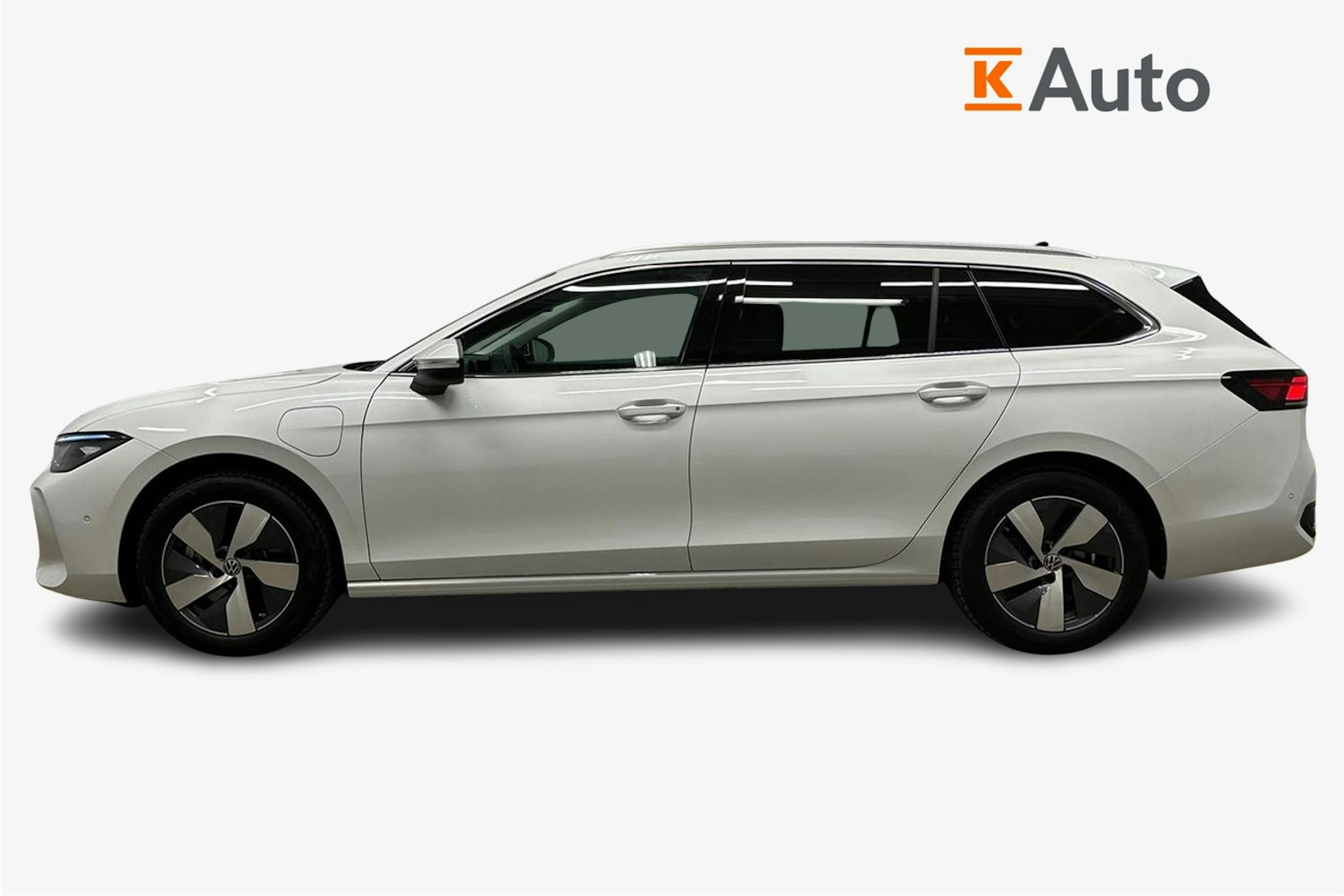 valkoinen Volkswagen Passat 2024 kuva 6.