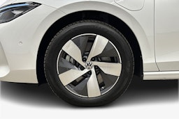 valkoinen Volkswagen Passat 2024 kuva 11.