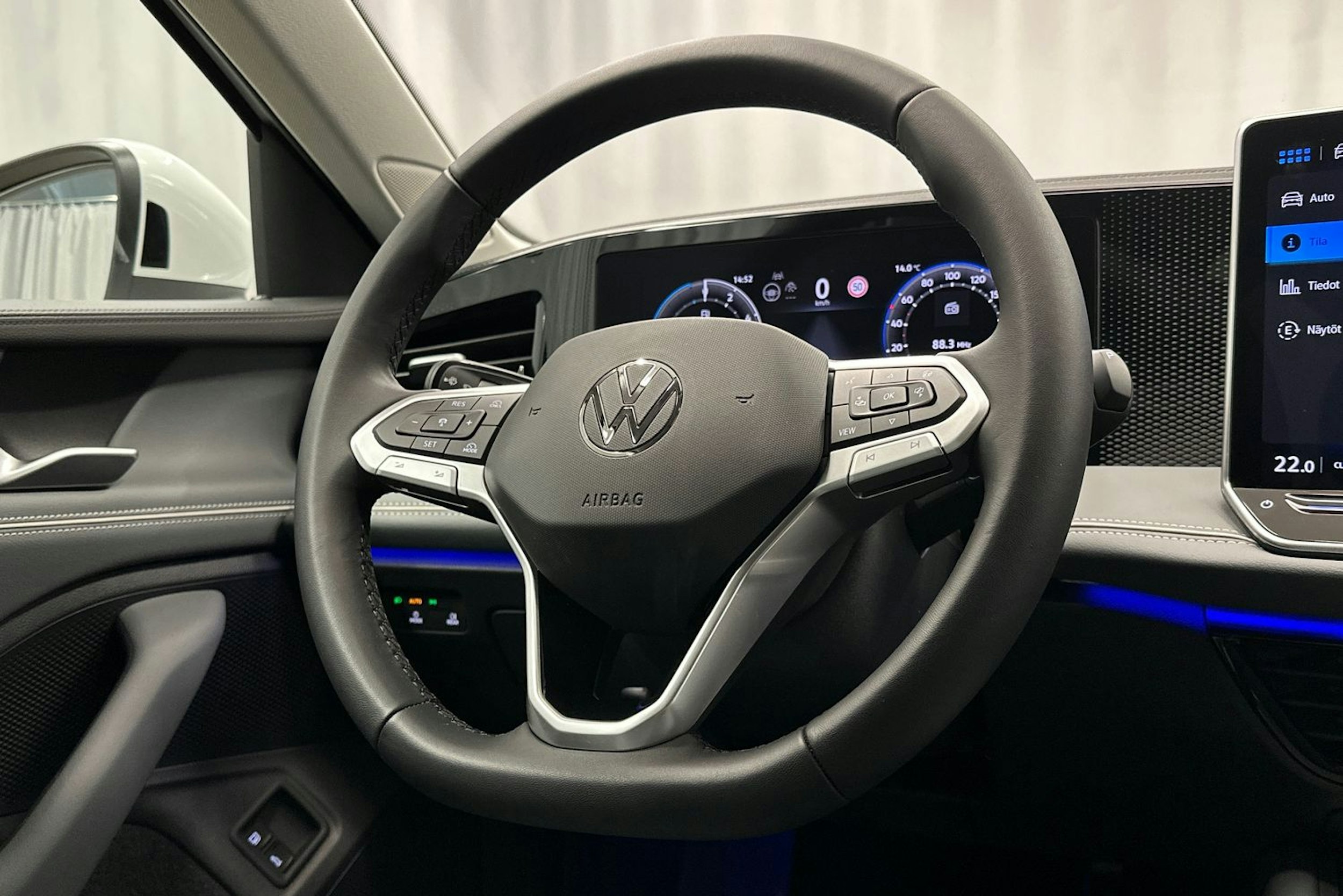 valkoinen Volkswagen Passat 2024 kuva 14.