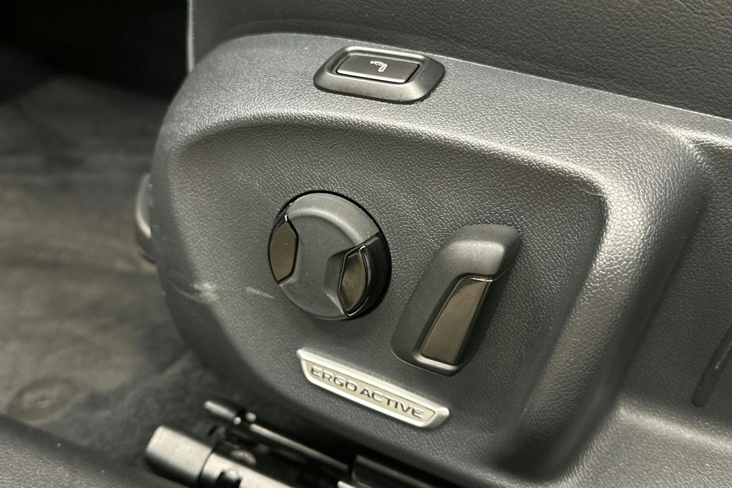 valkoinen Volkswagen Passat 2024 kuva 16.