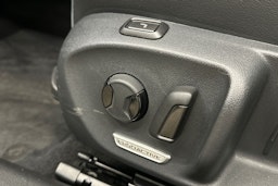 valkoinen Volkswagen Passat 2024 kuva 16.