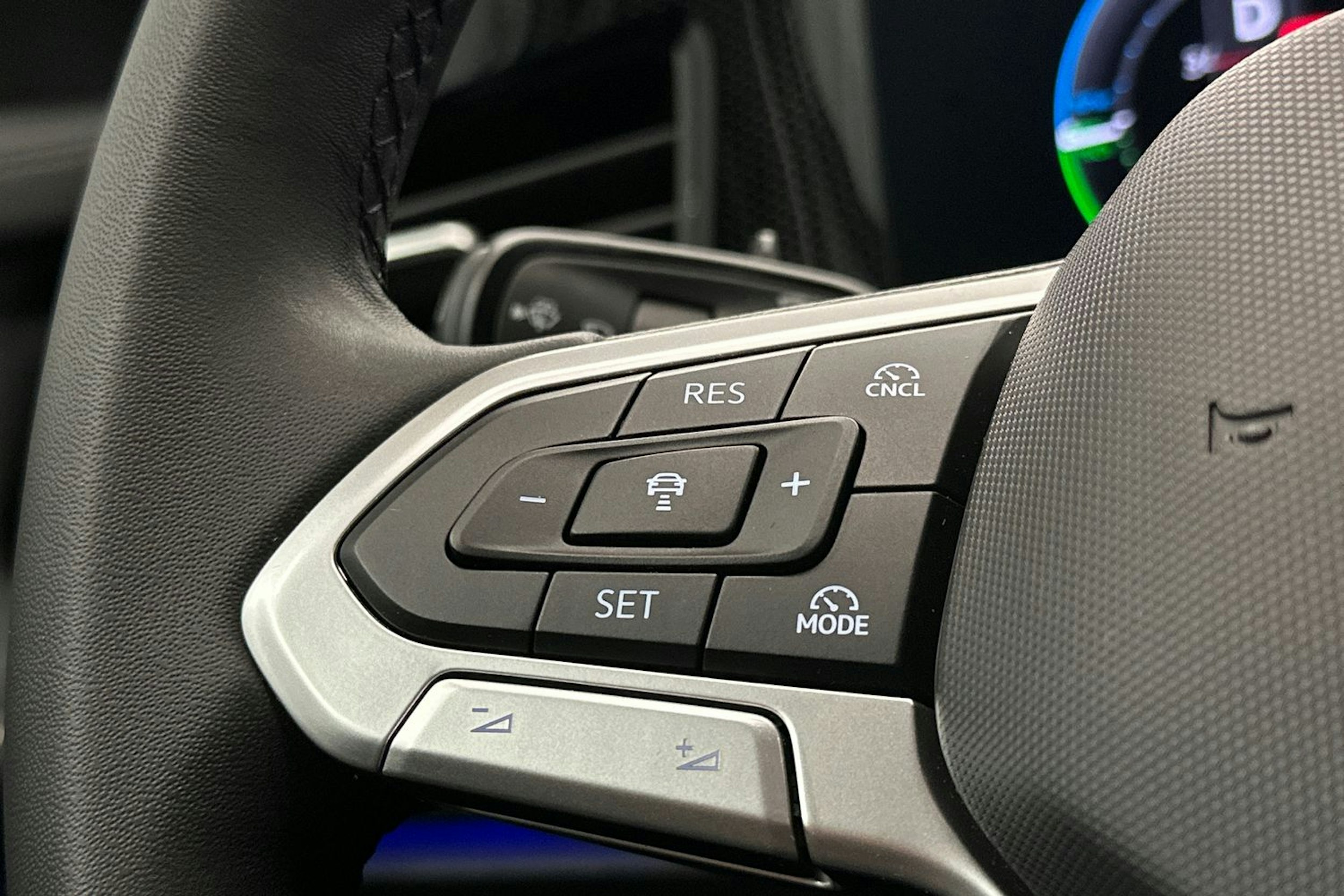 valkoinen Volkswagen Passat 2024 kuva 17.