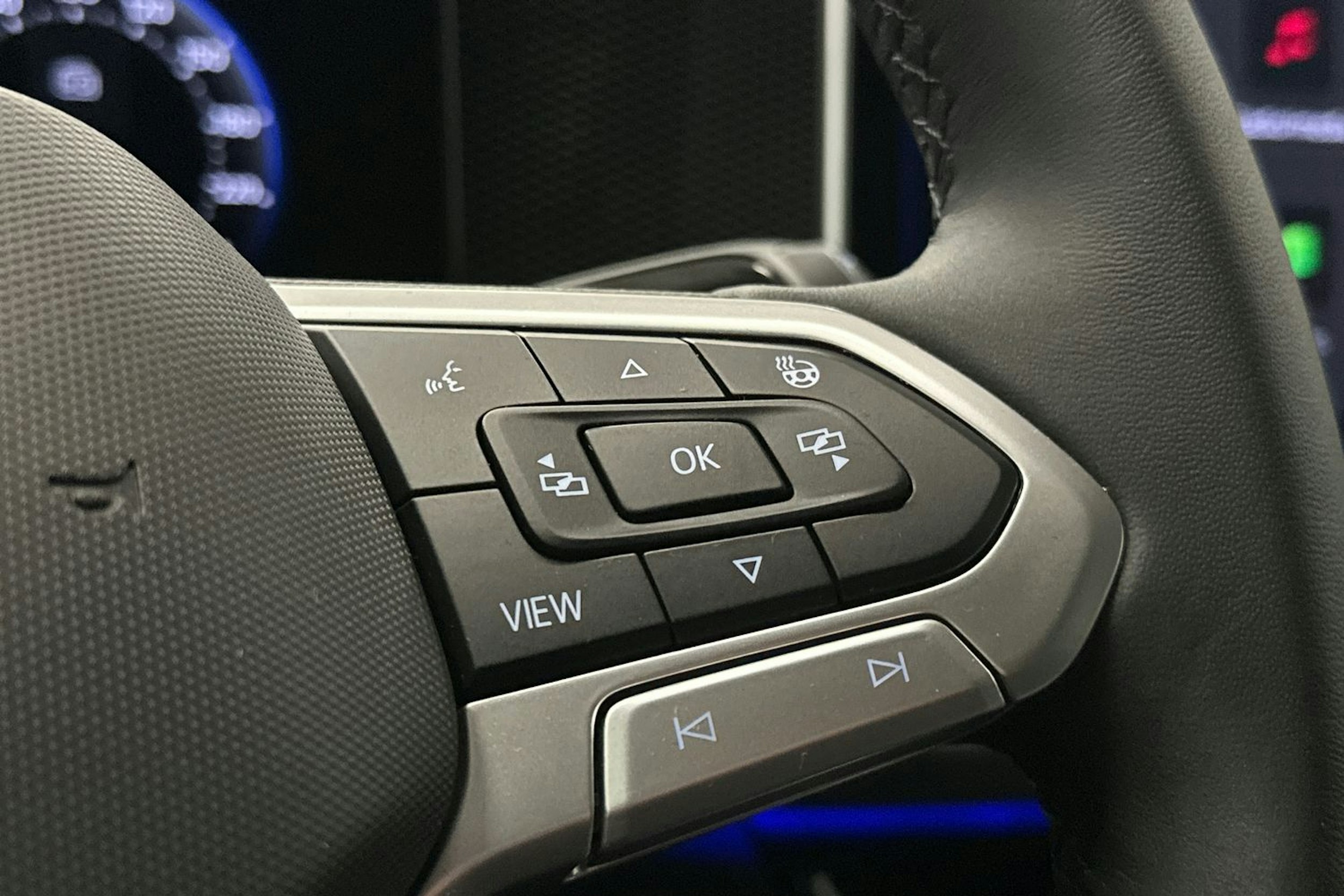 valkoinen Volkswagen Passat 2024 kuva 18.