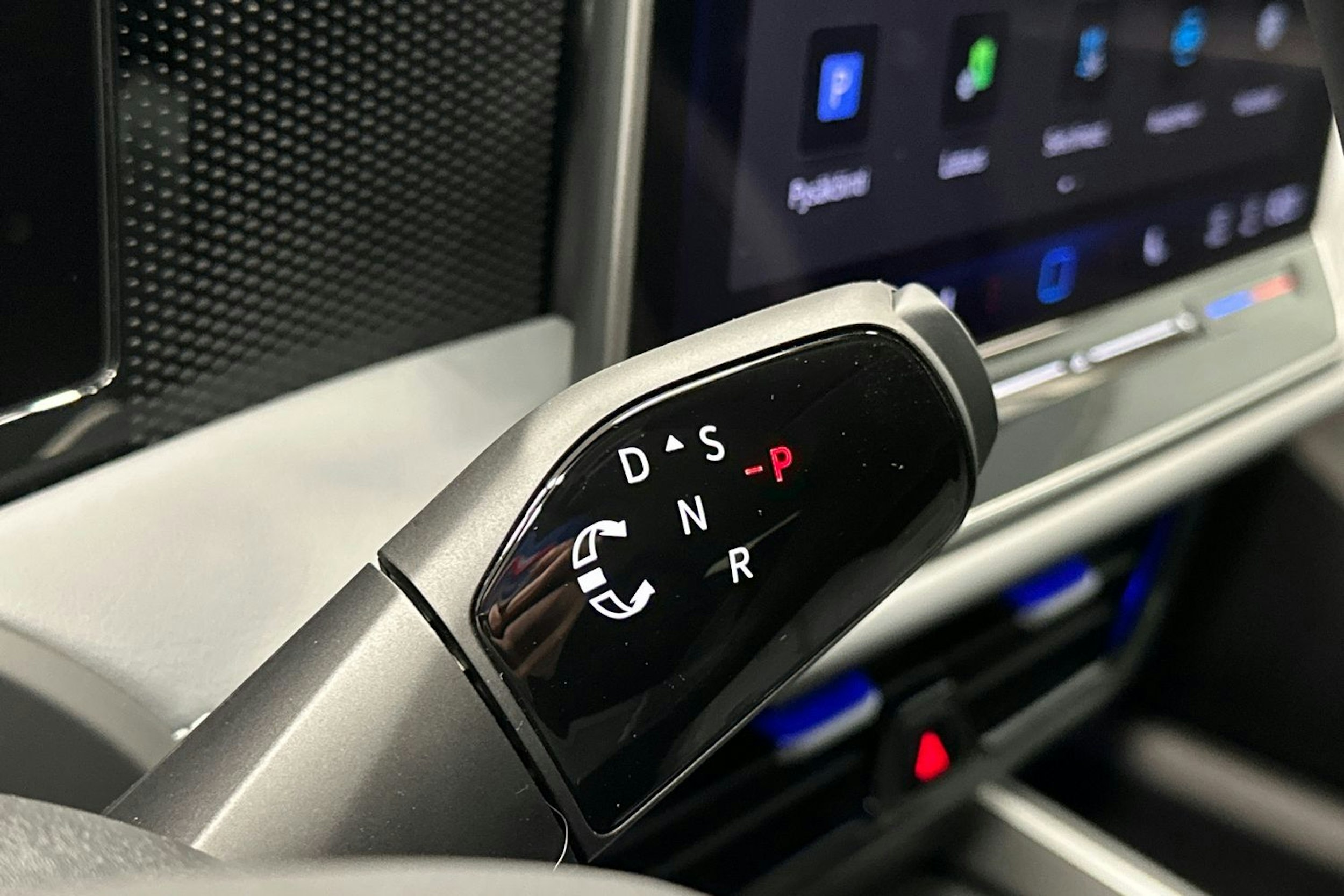 valkoinen Volkswagen Passat 2024 kuva 19.