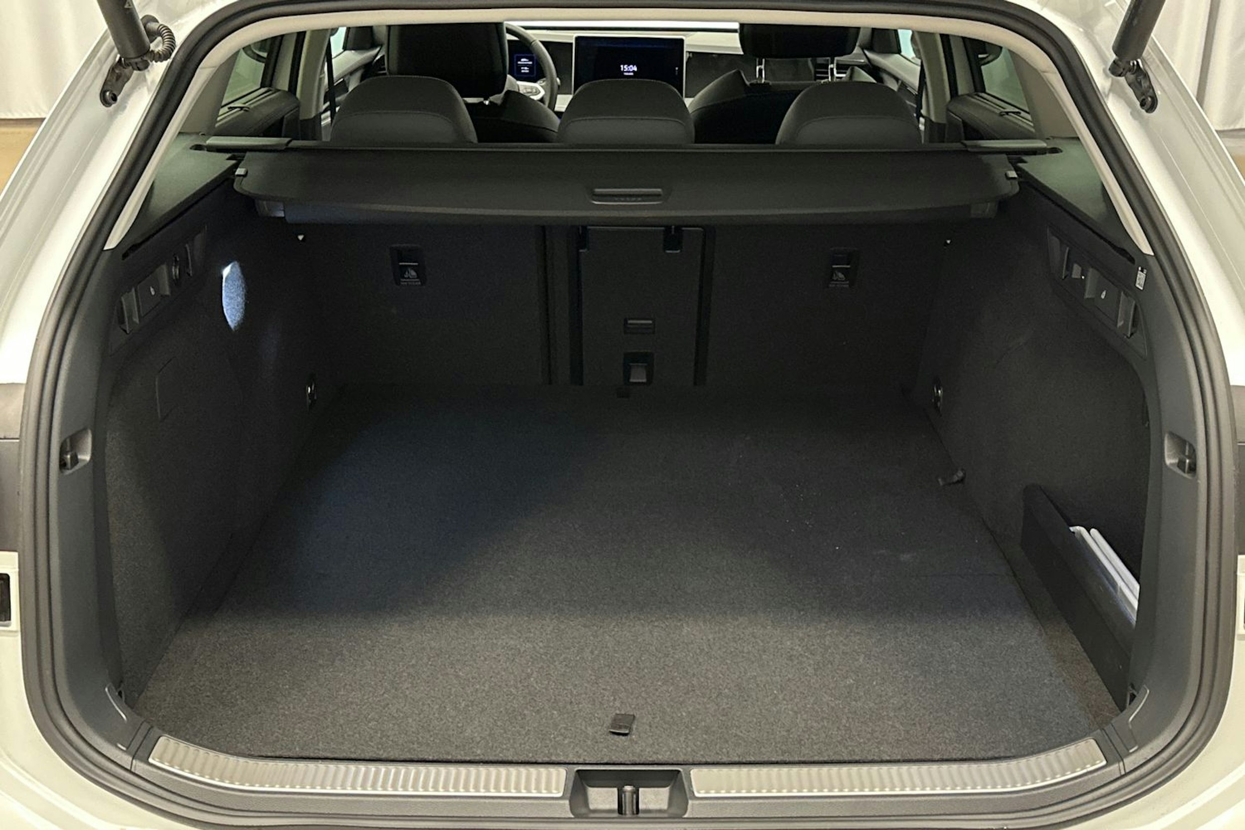 valkoinen Volkswagen Passat 2024 kuva 29.