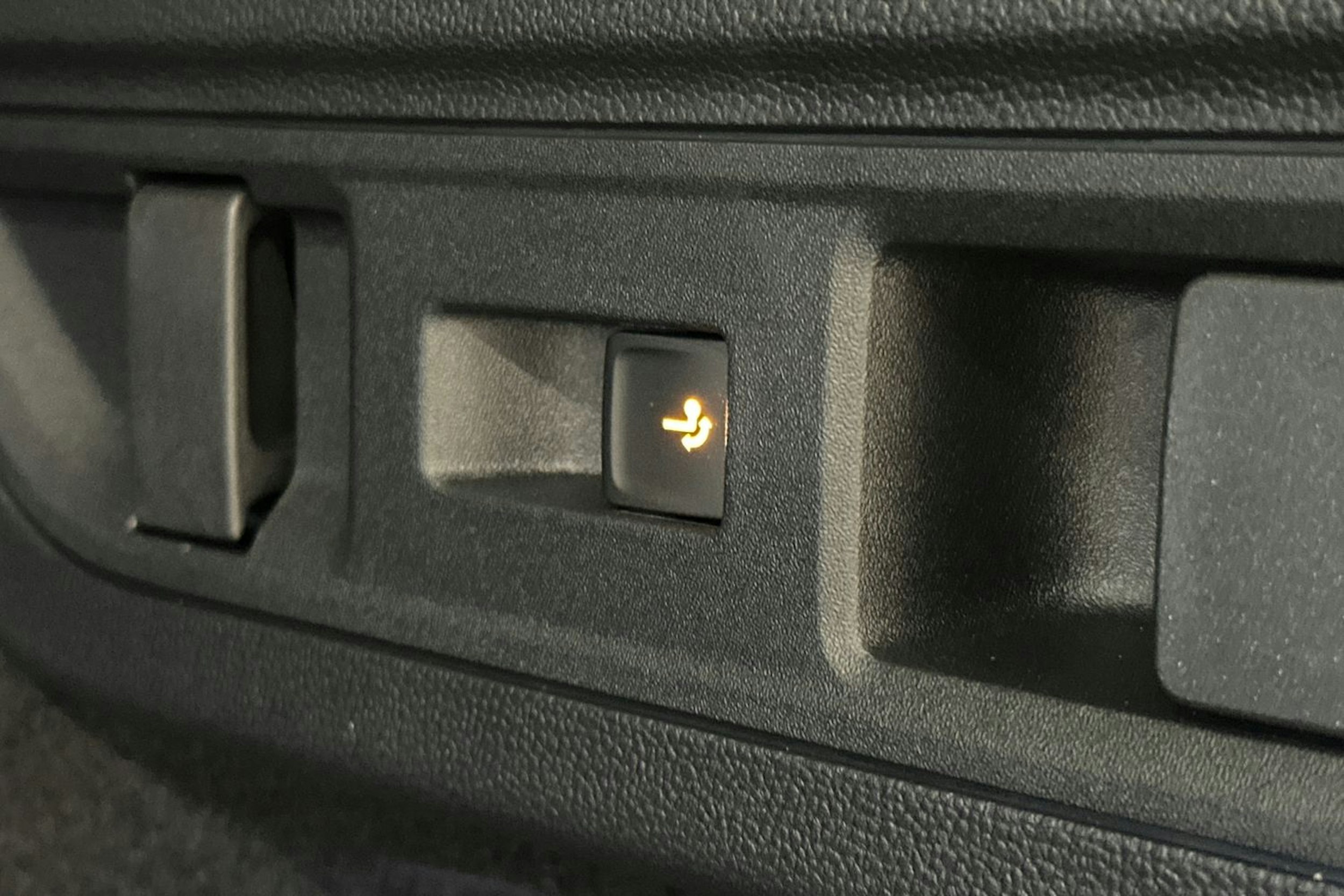 valkoinen Volkswagen Passat 2024 kuva 30.