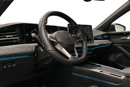 sininen Volkswagen Passat 2024 kuva 7.