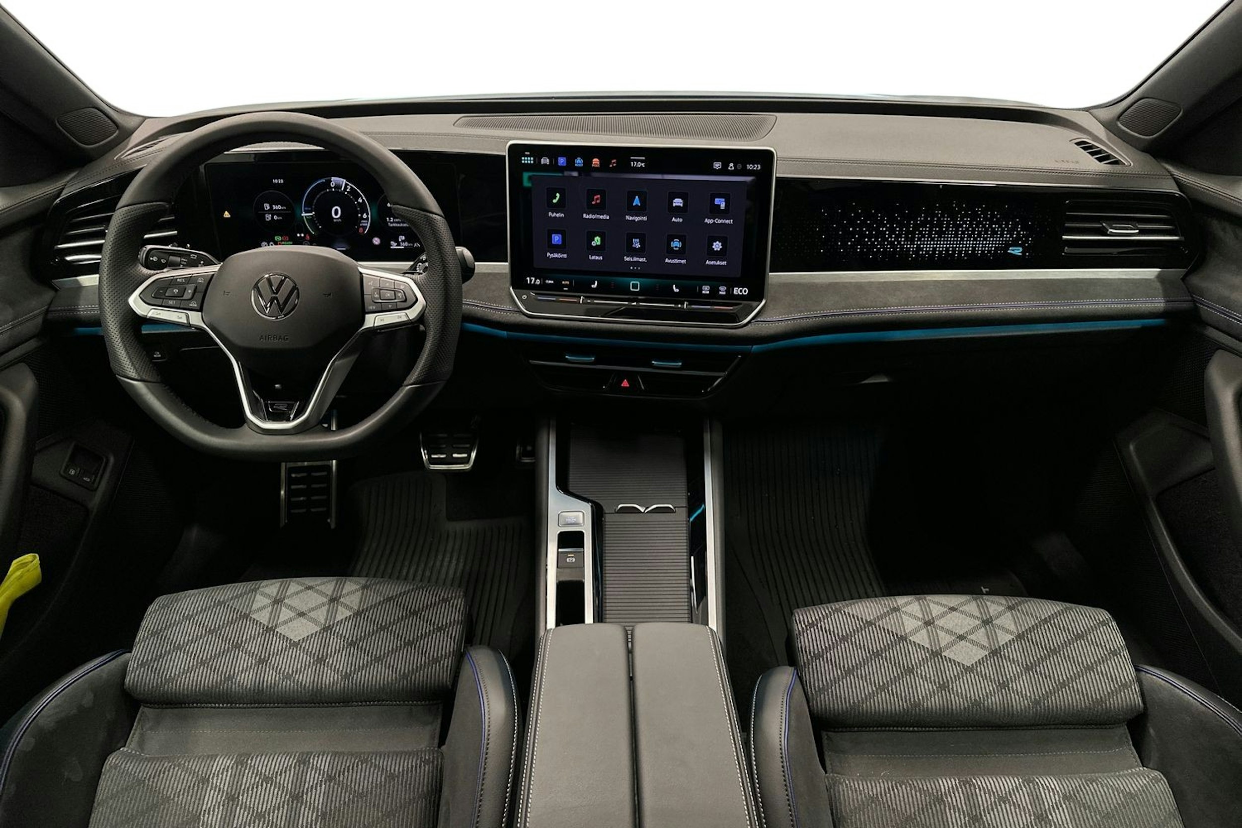 sininen Volkswagen Passat 2024 kuva 9.