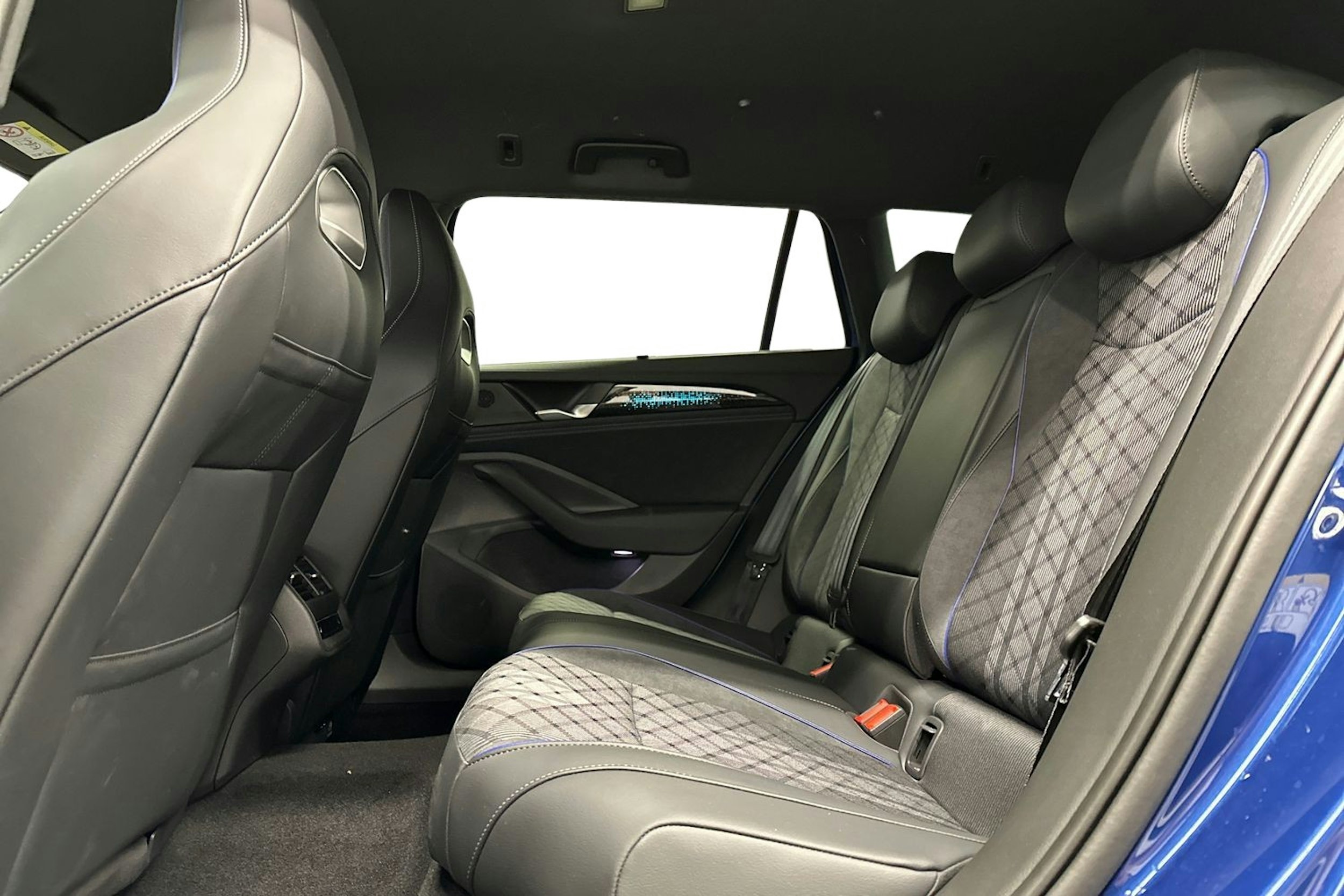 sininen Volkswagen Passat 2024 kuva 10.