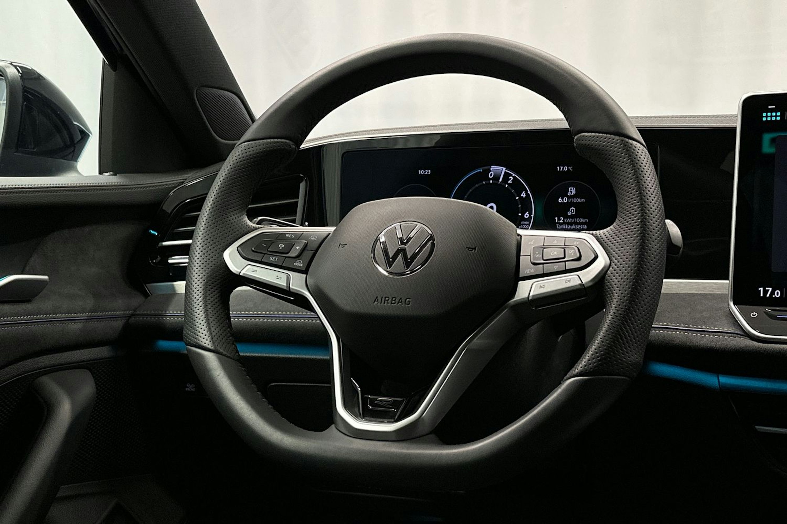sininen Volkswagen Passat 2024 kuva 14.