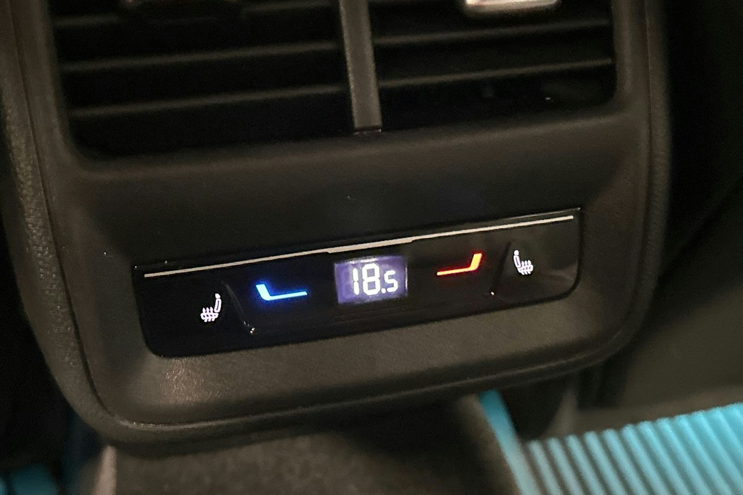 sininen Volkswagen Passat 2024 kuva 15.