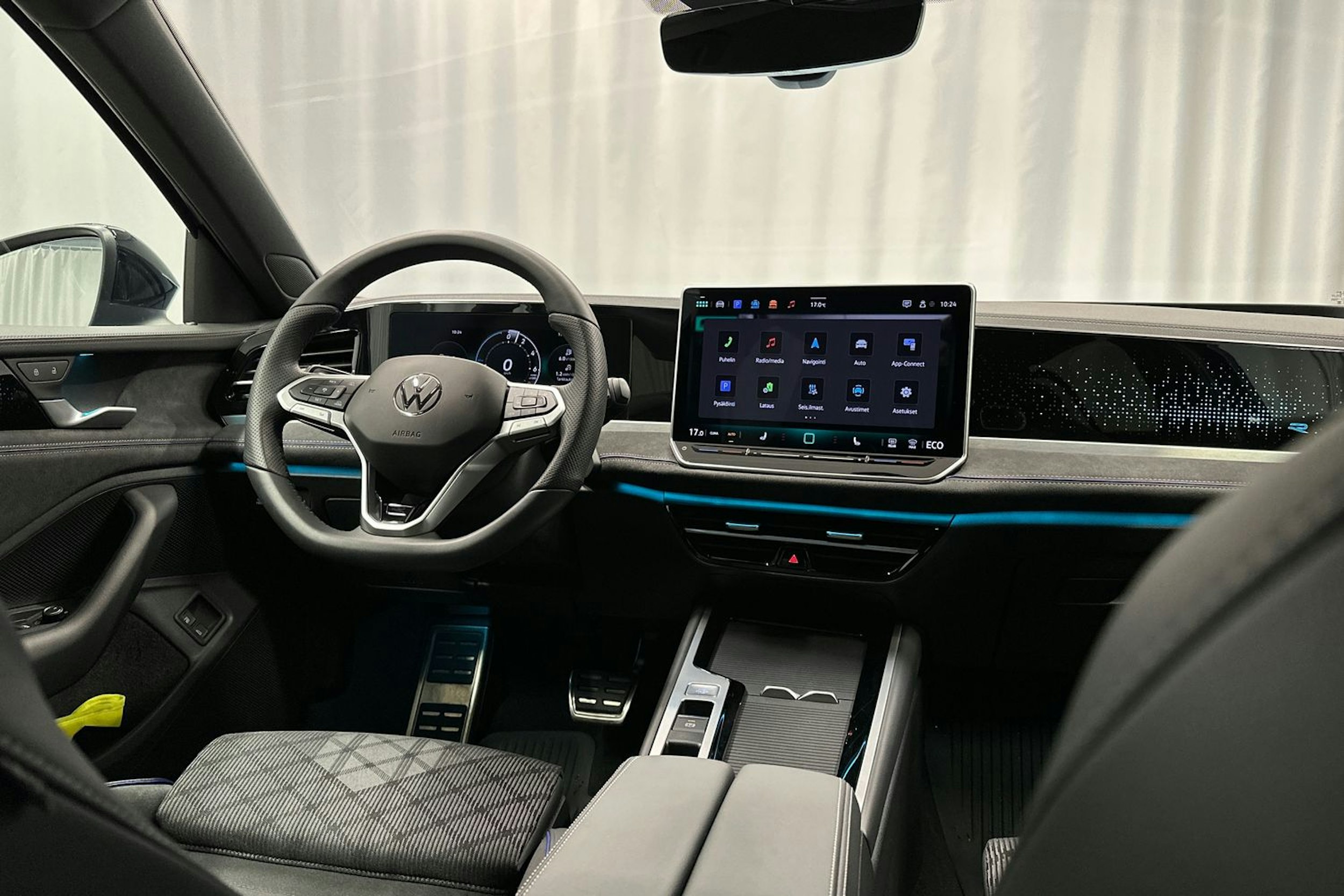 sininen Volkswagen Passat 2024 kuva 16.