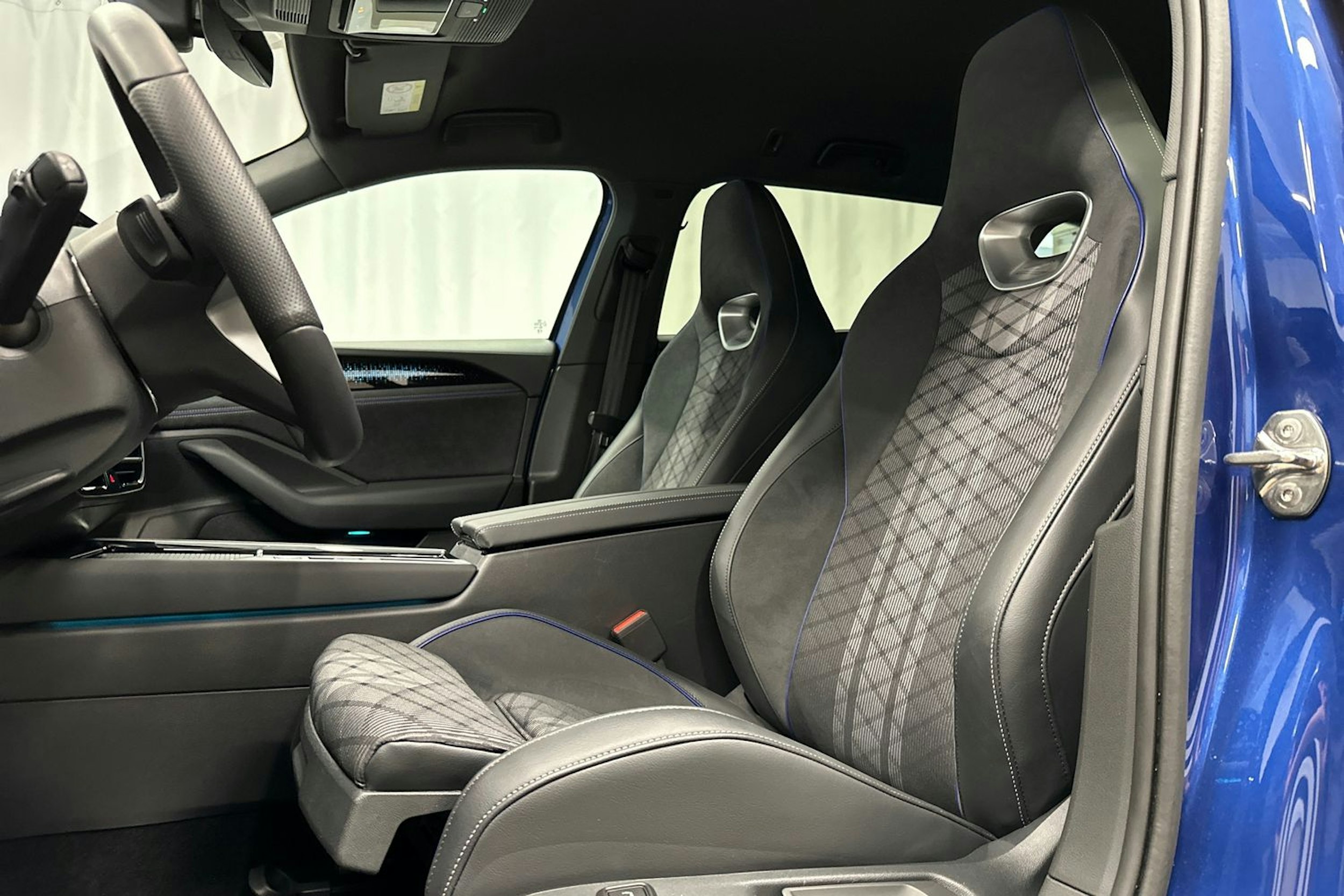 sininen Volkswagen Passat 2024 kuva 17.
