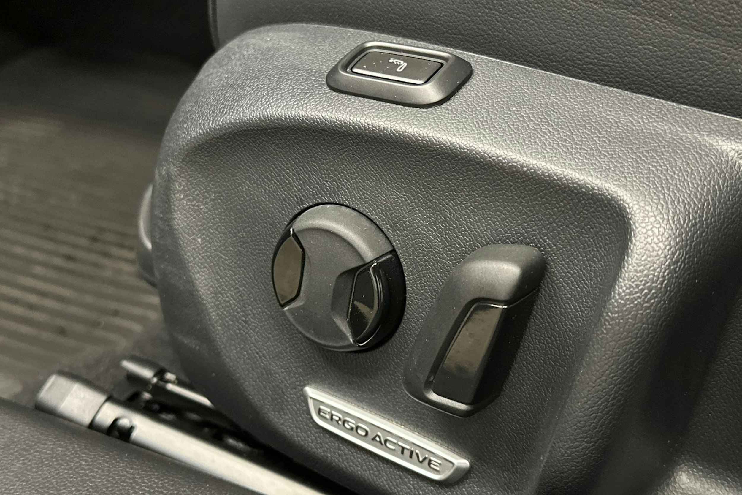 sininen Volkswagen Passat 2024 kuva 18.