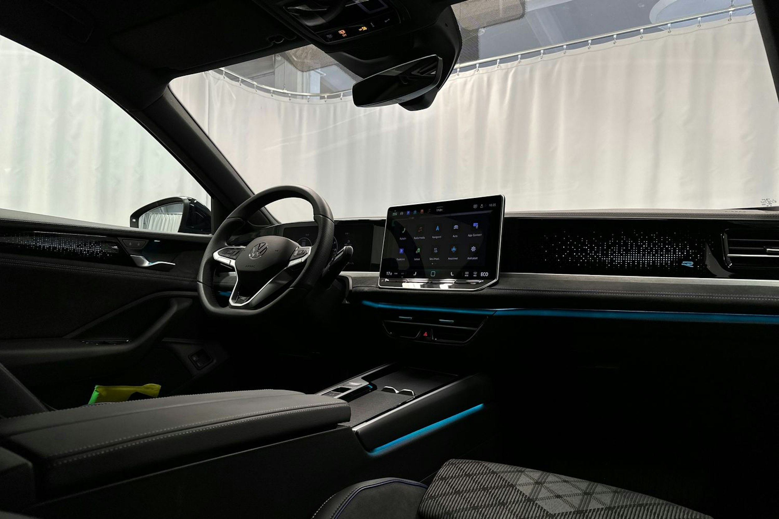 sininen Volkswagen Passat 2024 kuva 19.